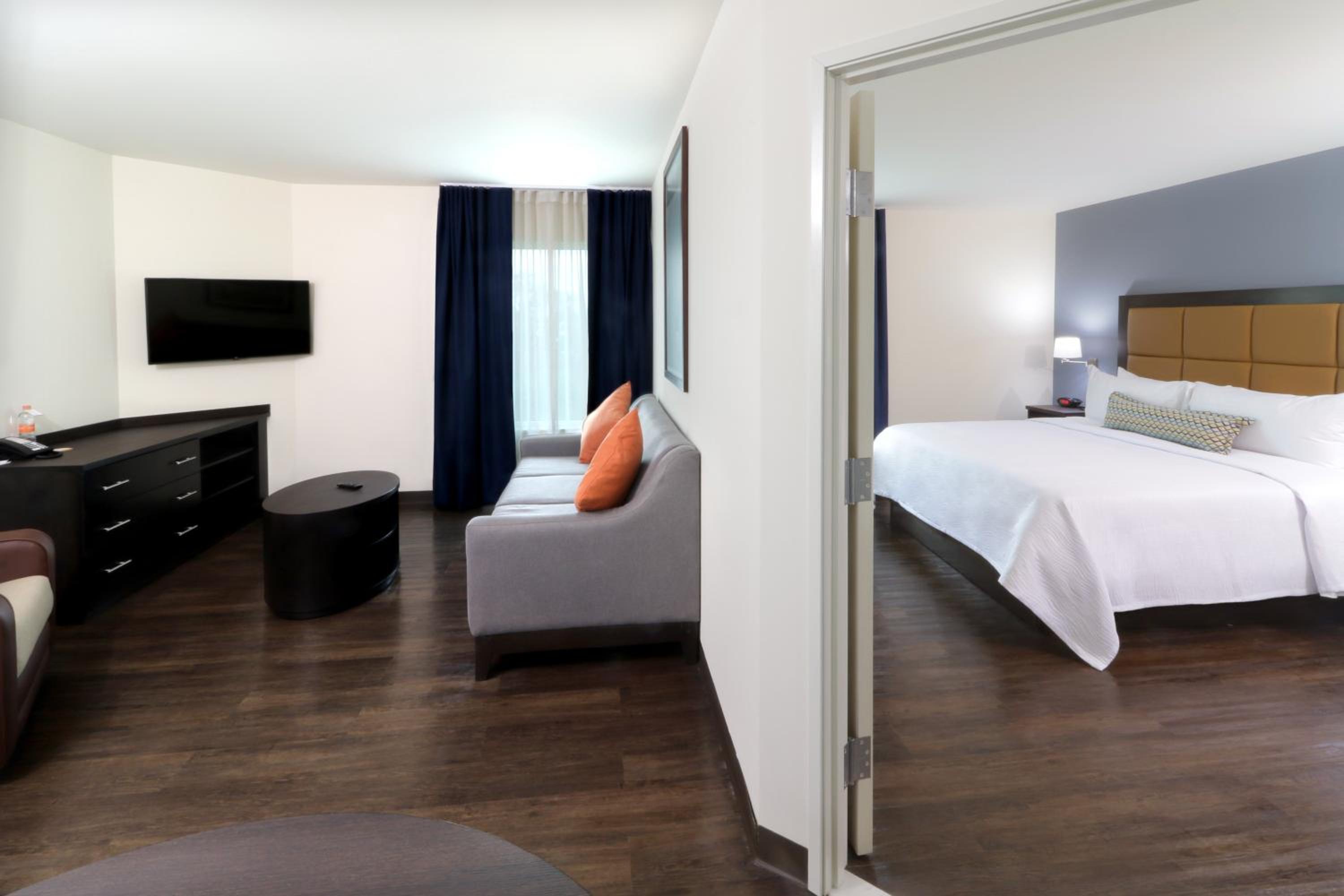 One-Bedroom King Suite photo 2