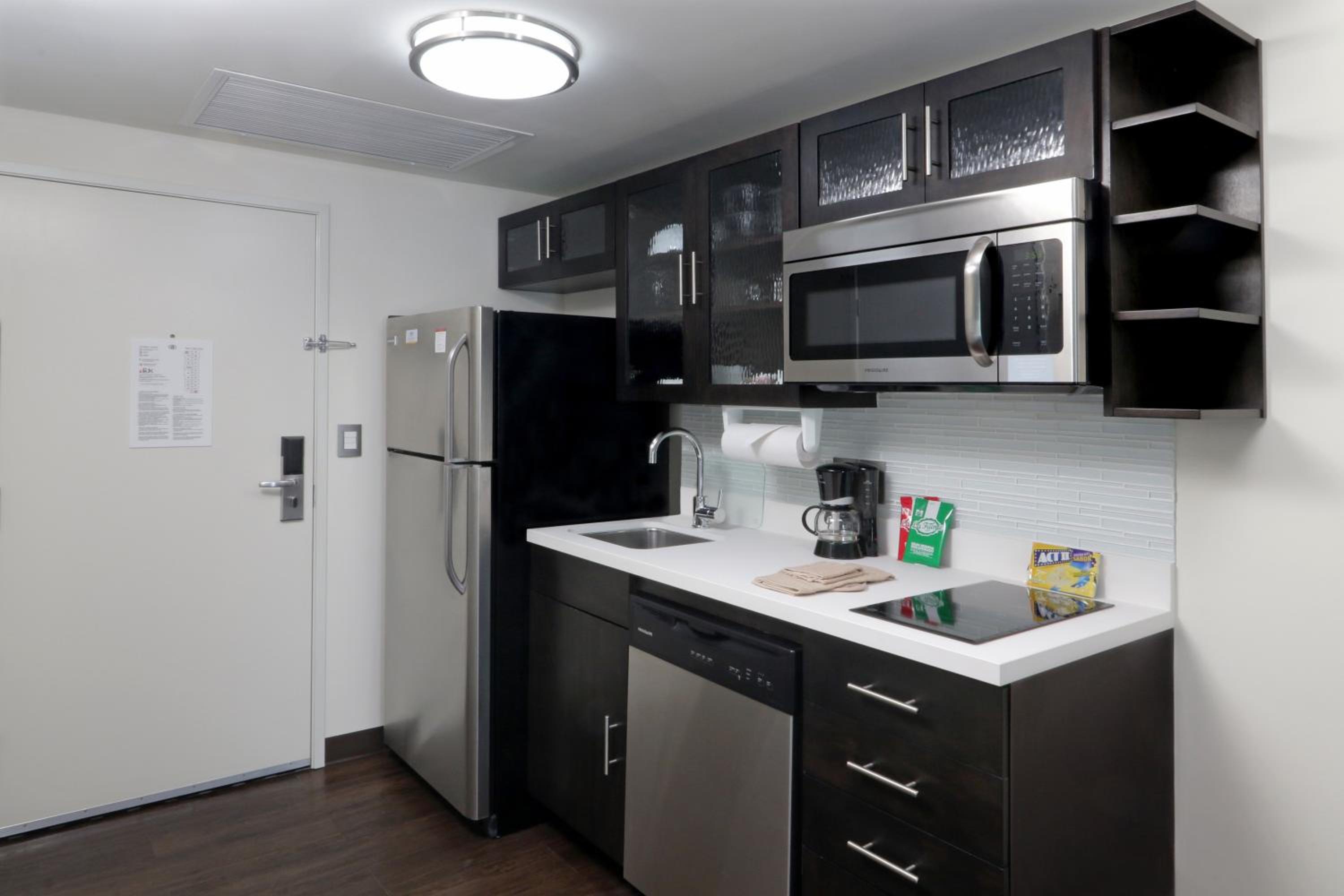 King Suite with Accessible Roll-in Shower photo 3