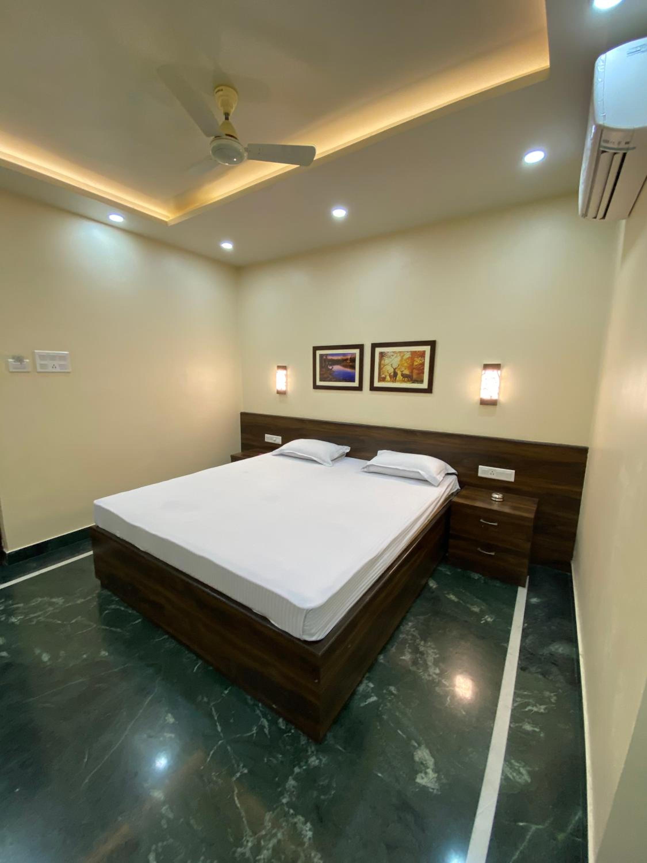 Deluxe Double Room (2 Adults + 1 Child)