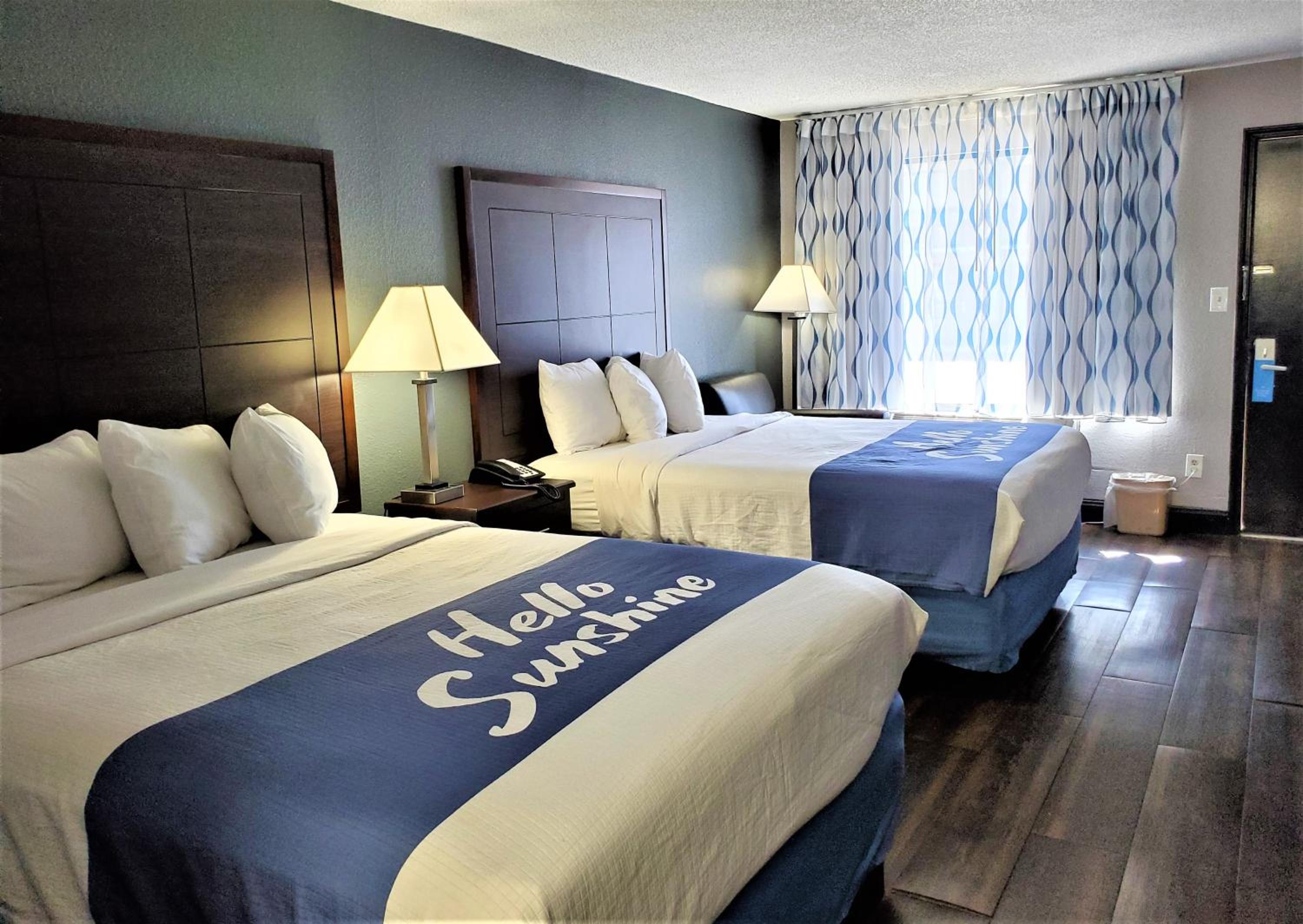 Queen Room with Two Queen Beds - Non-Smoking - Photo 6