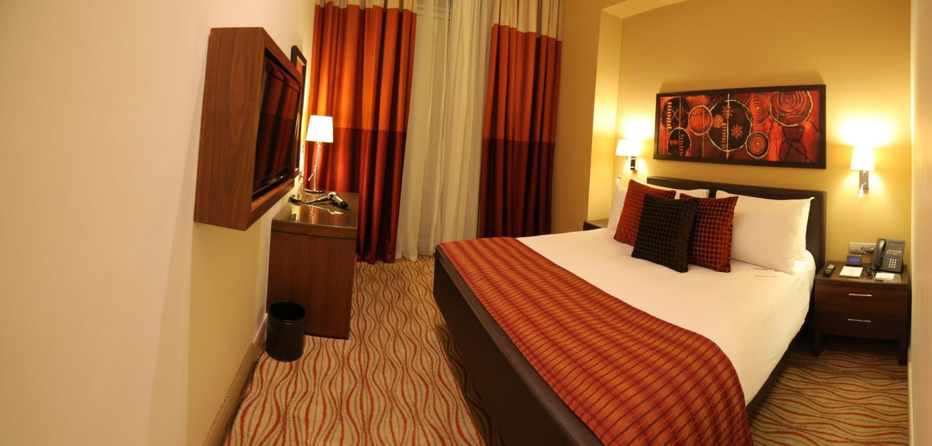 One-Bedroom Suite with Balcony and City View - Non Smoking - Photo 6