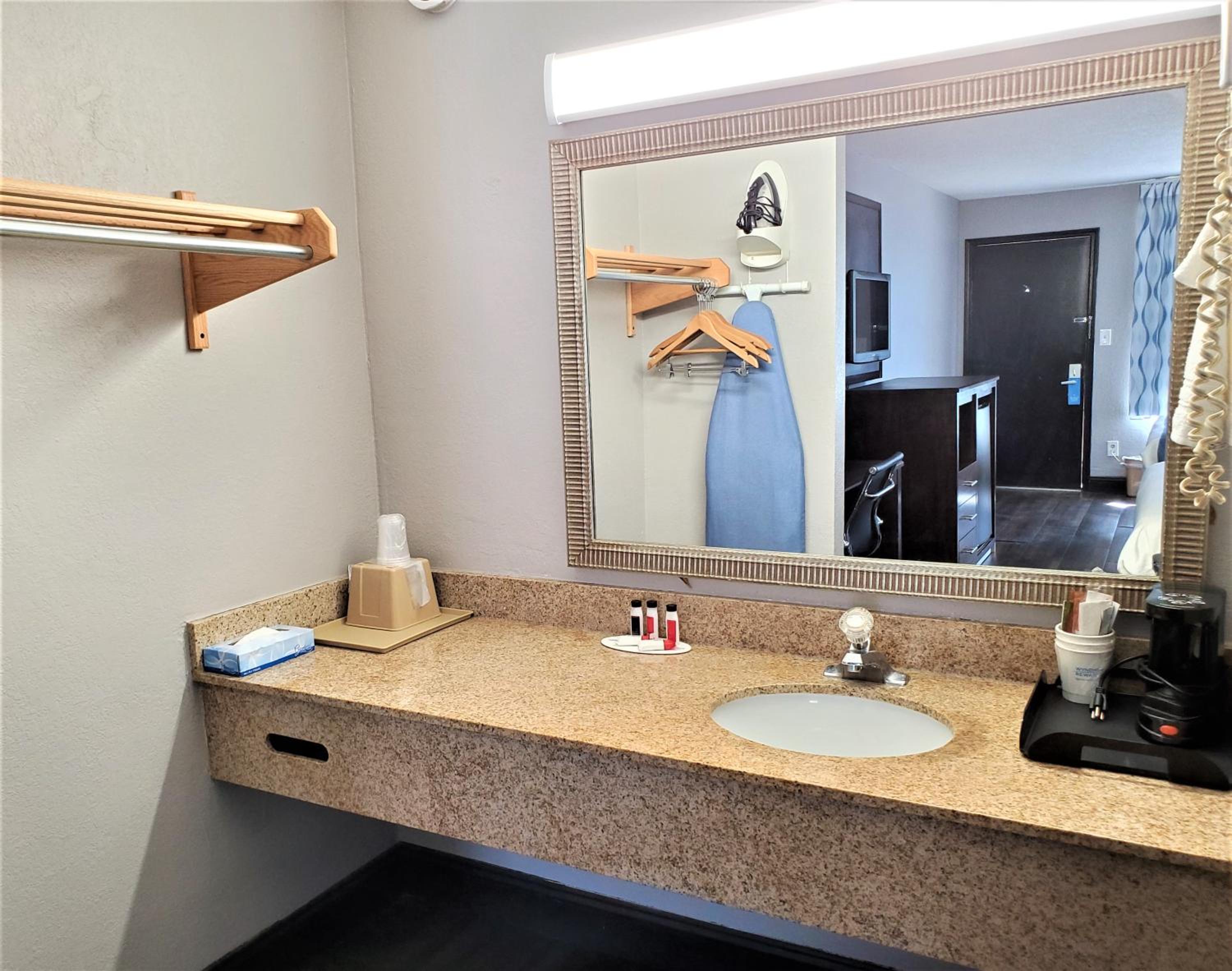 King Room - Non-Smoking - Photo 5