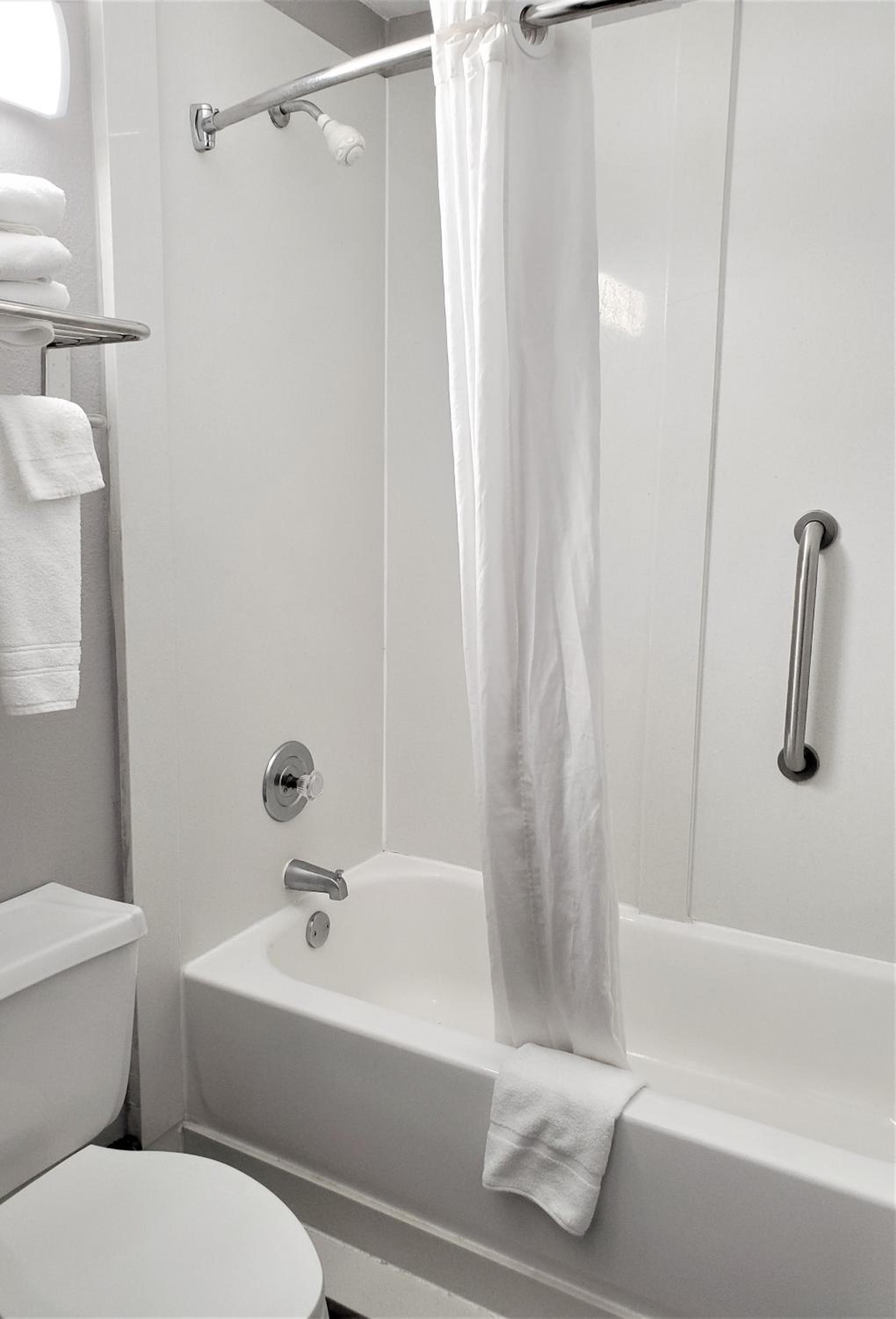 King Room - Non-Smoking - Photo 4