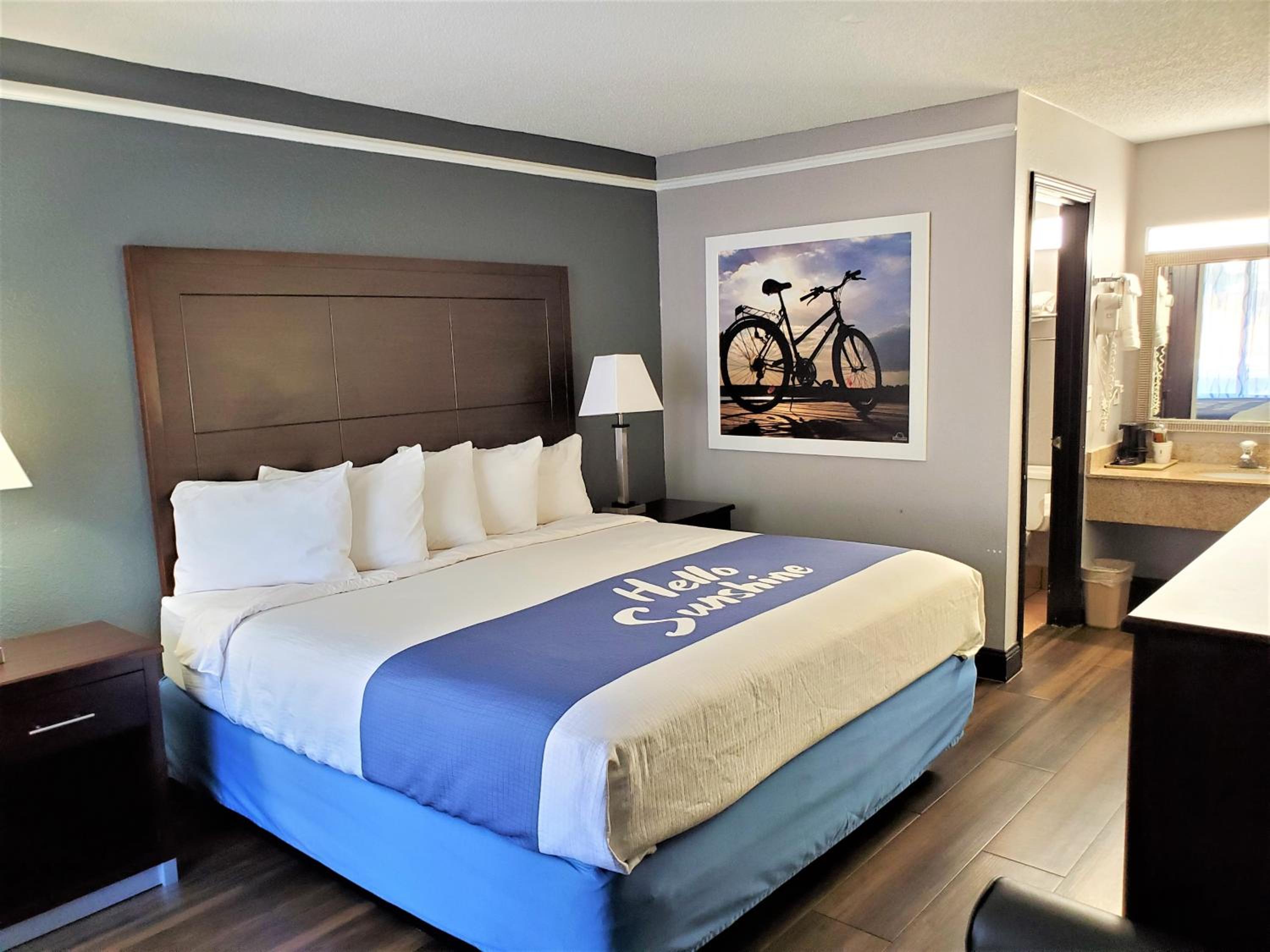 King Room - Non-Smoking - Photo 2