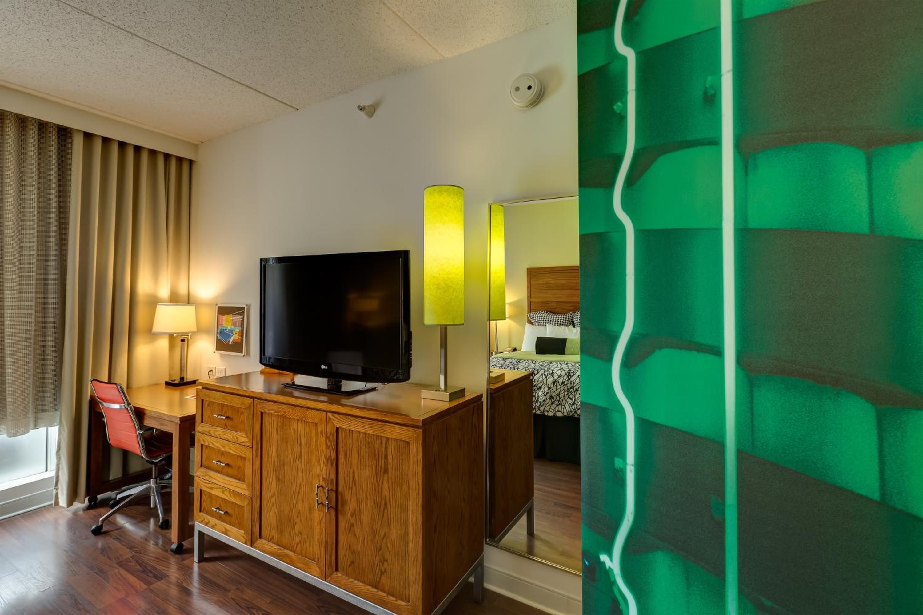 Premium King Room with Sofa Bed - Photo 3