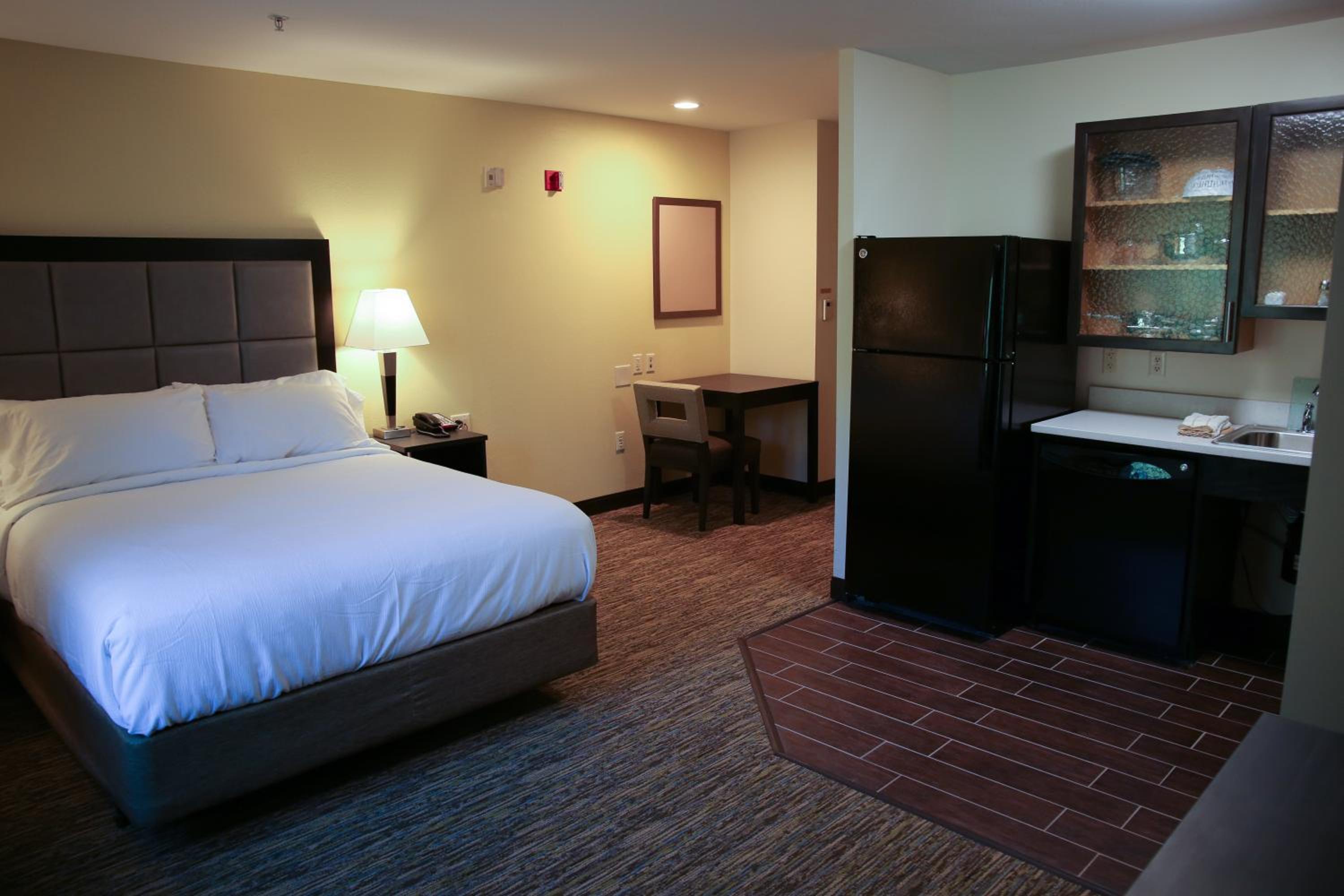 Queen Studio Suite - Mobility Access Tub/Non-Smoking - Photo 4