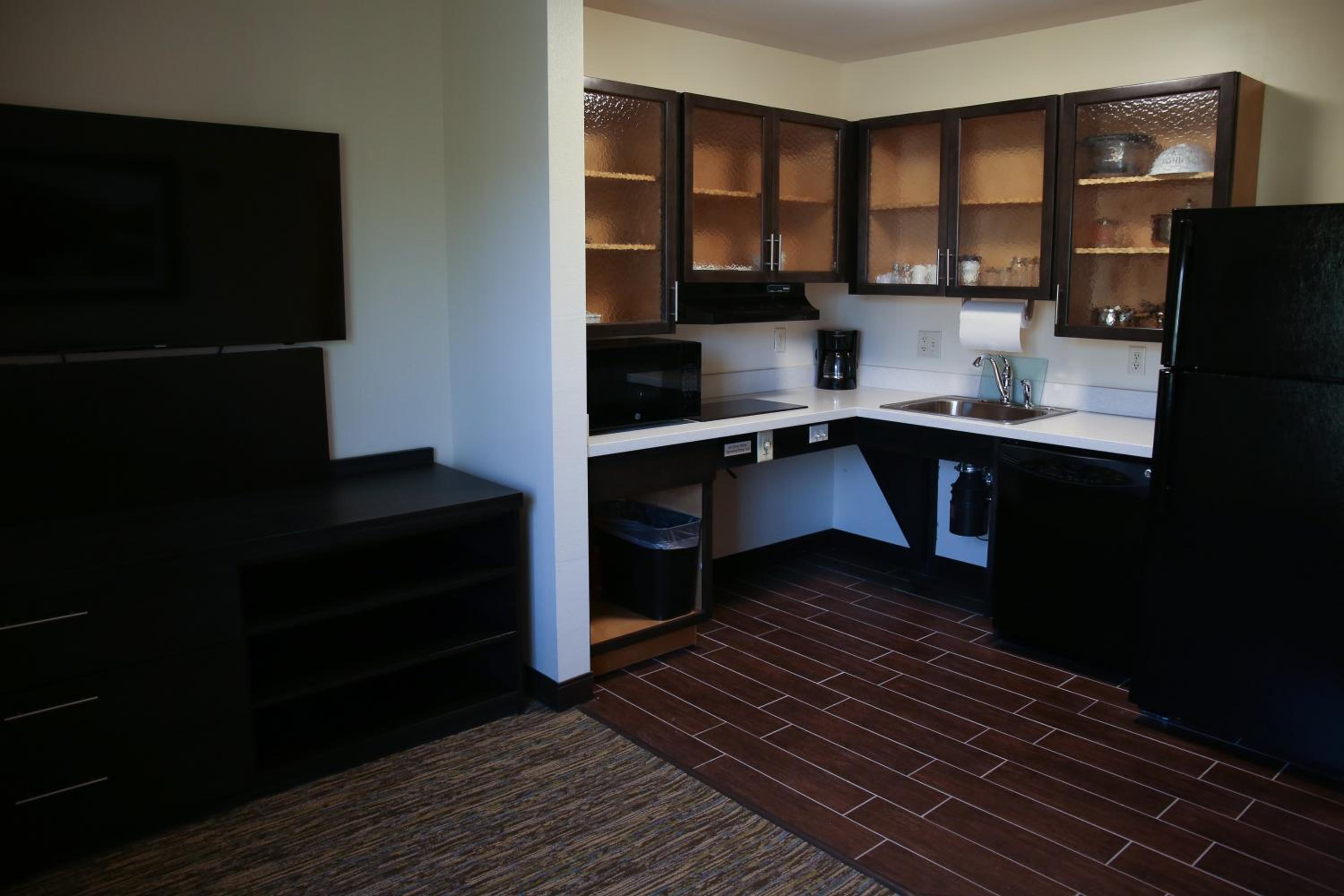 Queen Studio Suite - Mobility Access Tub/Non-Smoking - Photo 5