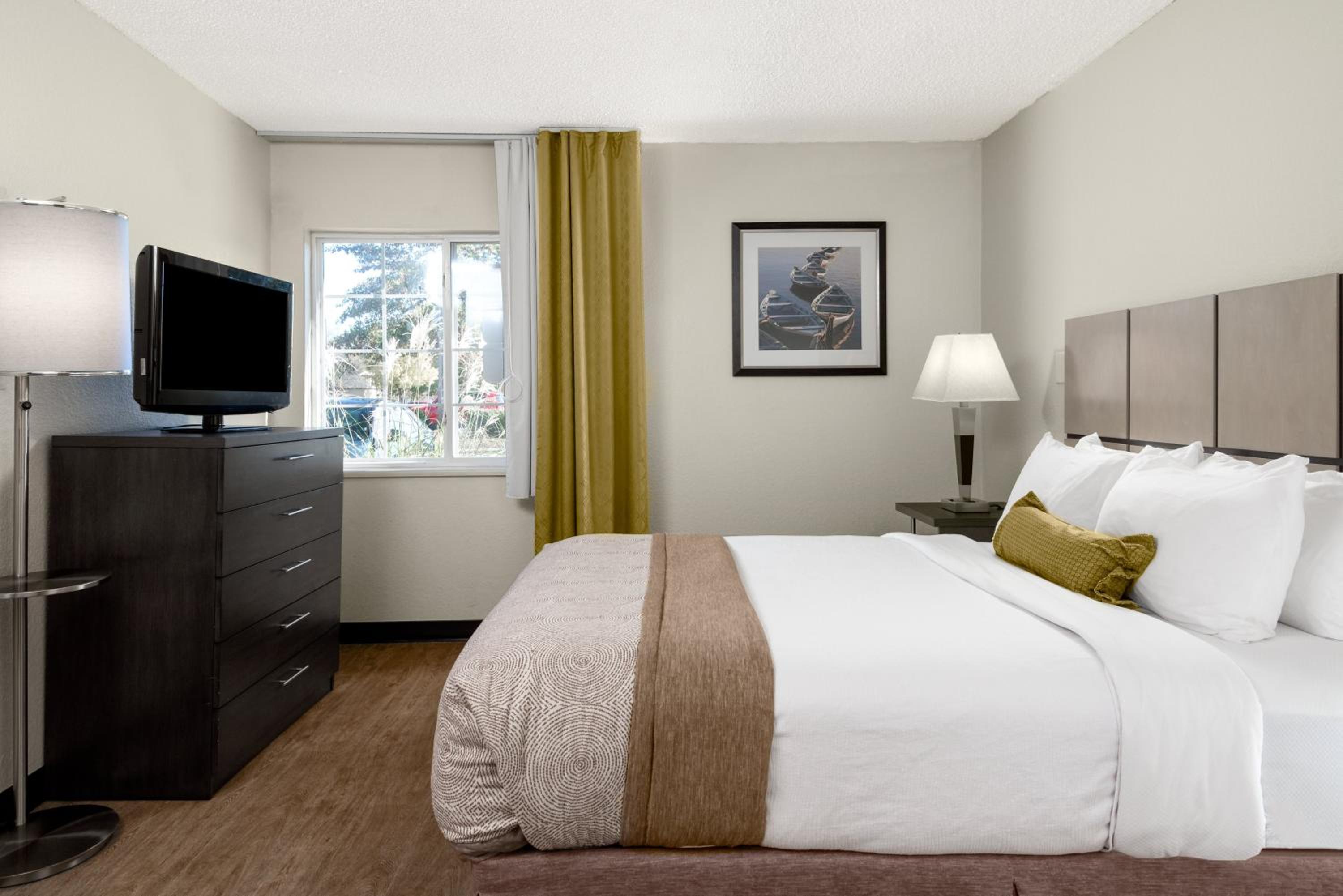 One-Bedroom Suite with Roll-In Shower - Communications Access photo 1