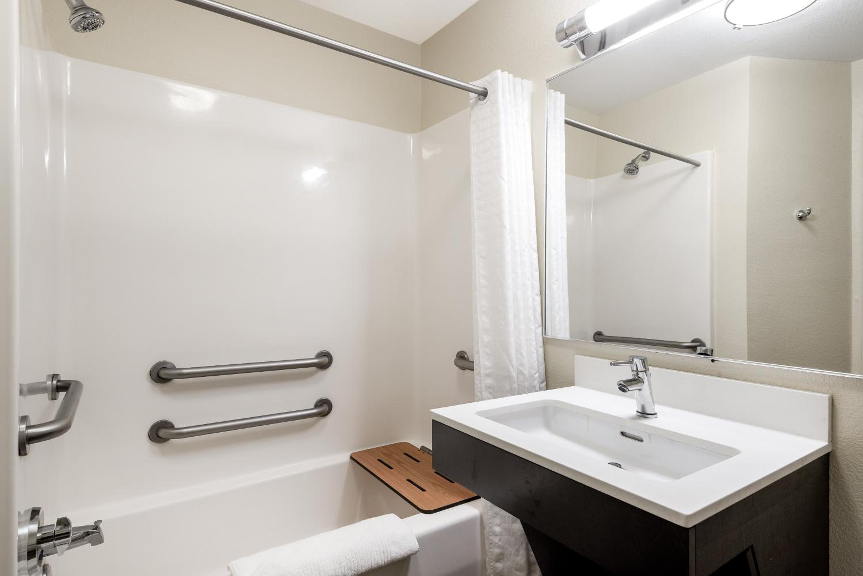 One-Bedroom Suite with Tub - Communications Access photo 3