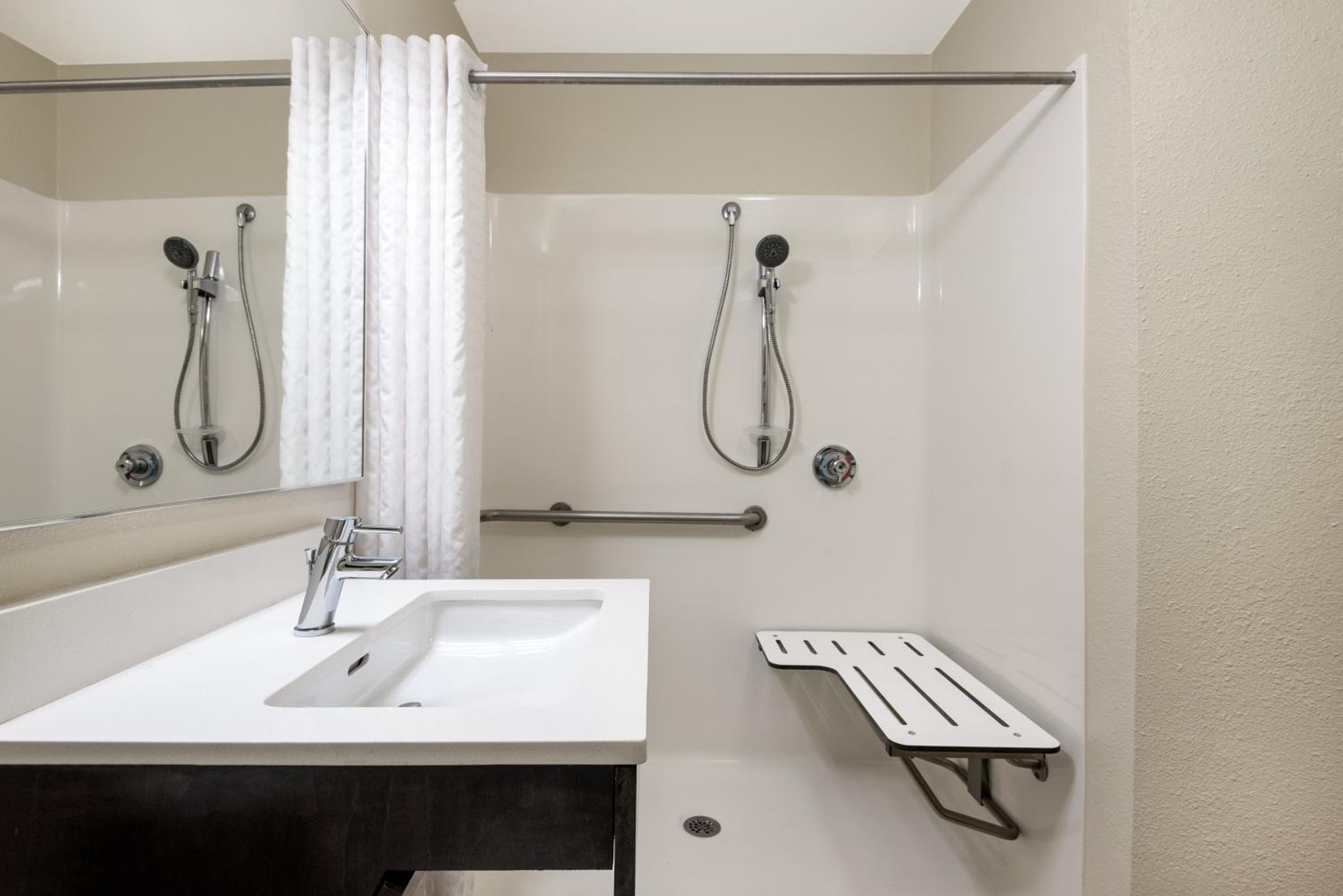 Queen Studio Suite - Mobility Access Roll in Shower/Non-Smoking photo 3
