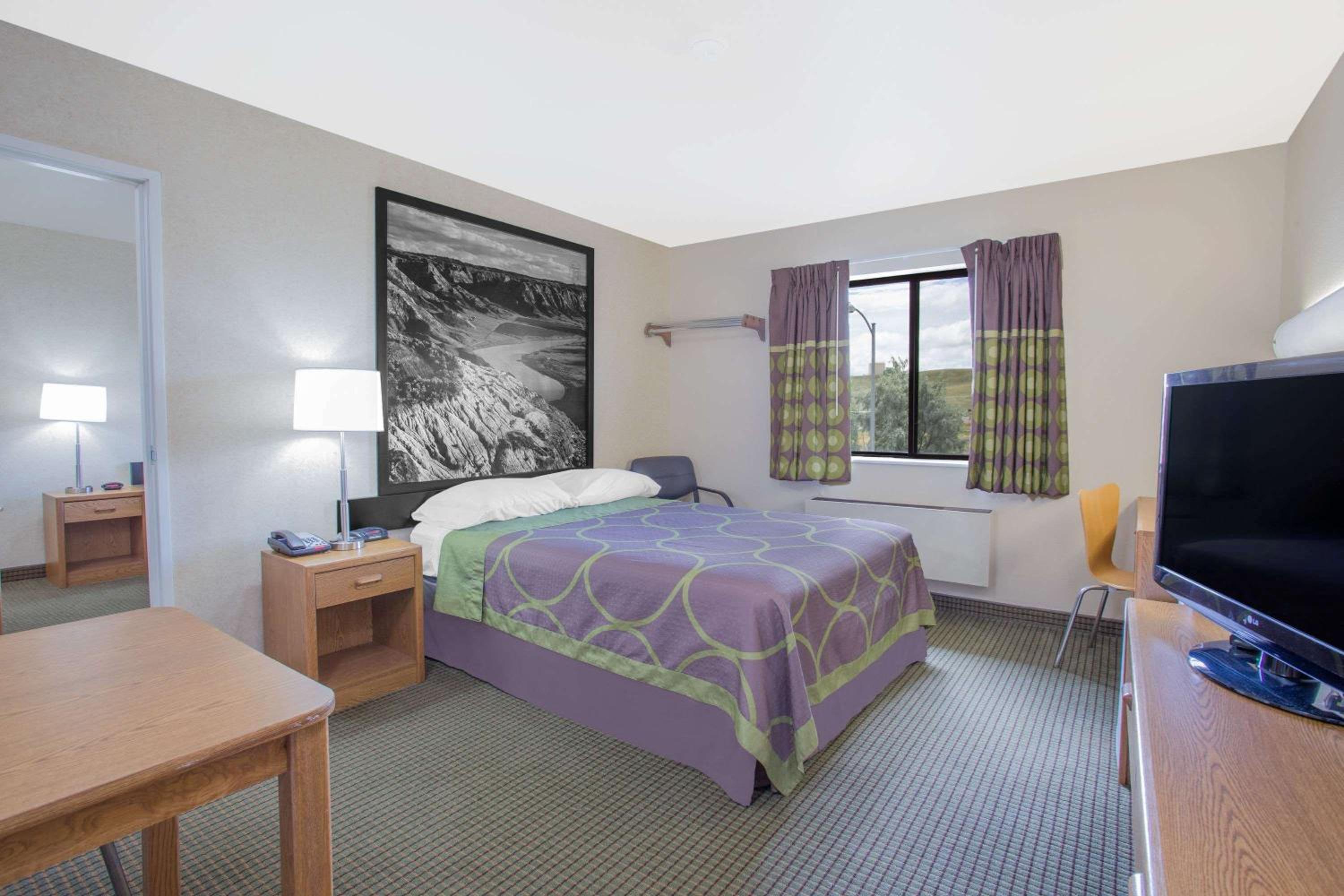 Queen Suite - Non-Smoking - Photo 4