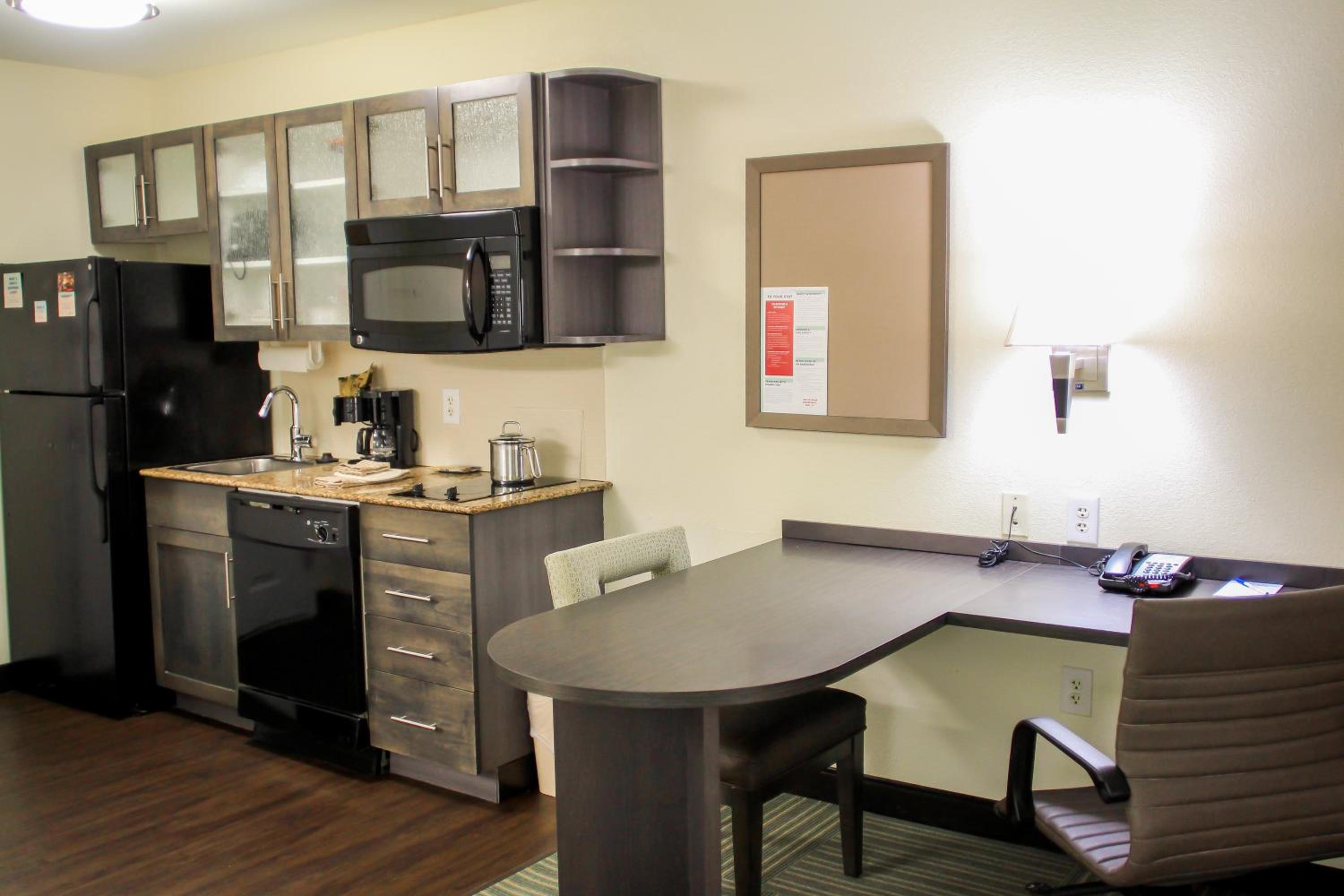 One-Bedroom Queen Suite with Sofa Bed - Disability Access/Non-Smoking - Photo 4