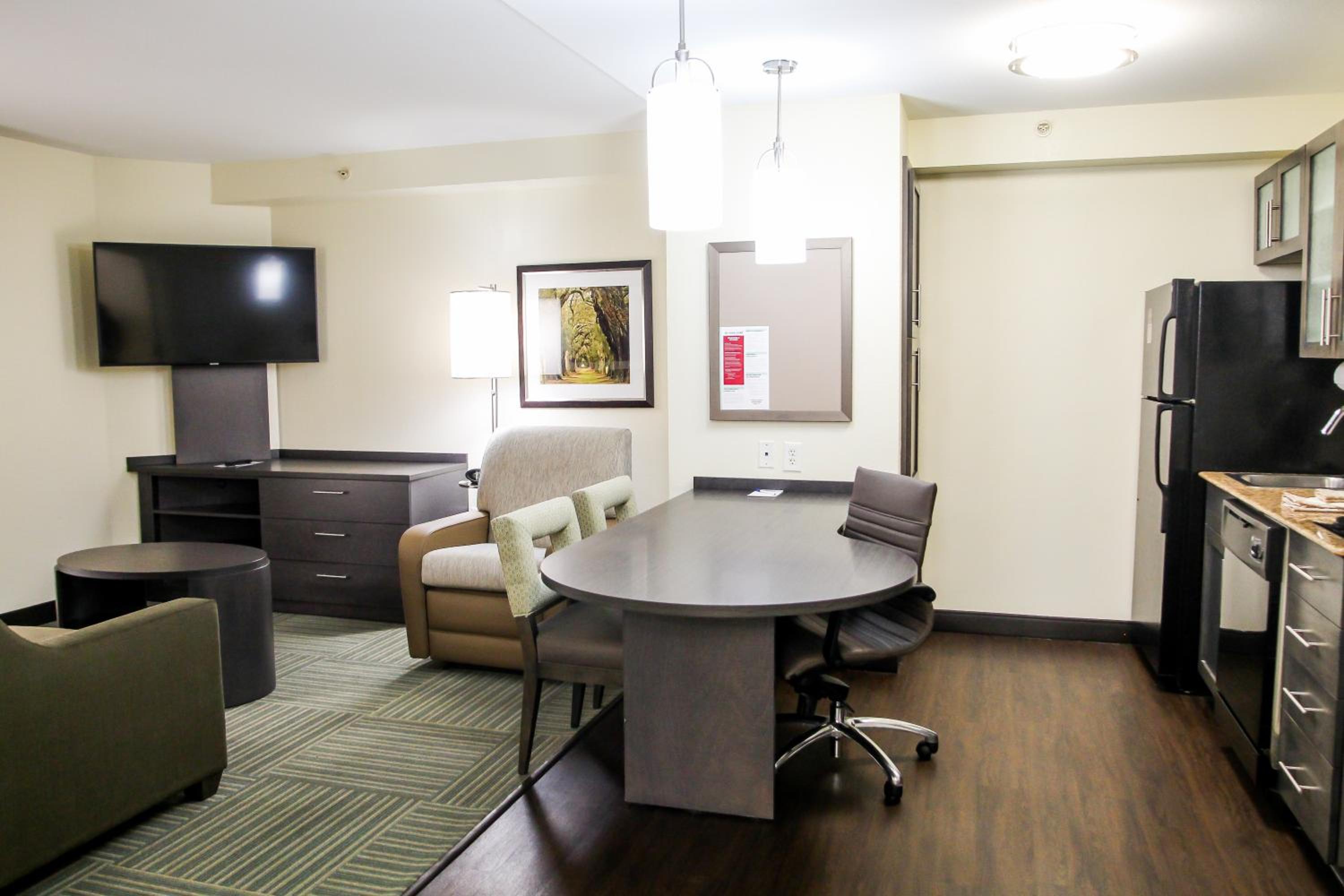 One-Bedroom Queen Suite - Photo 9