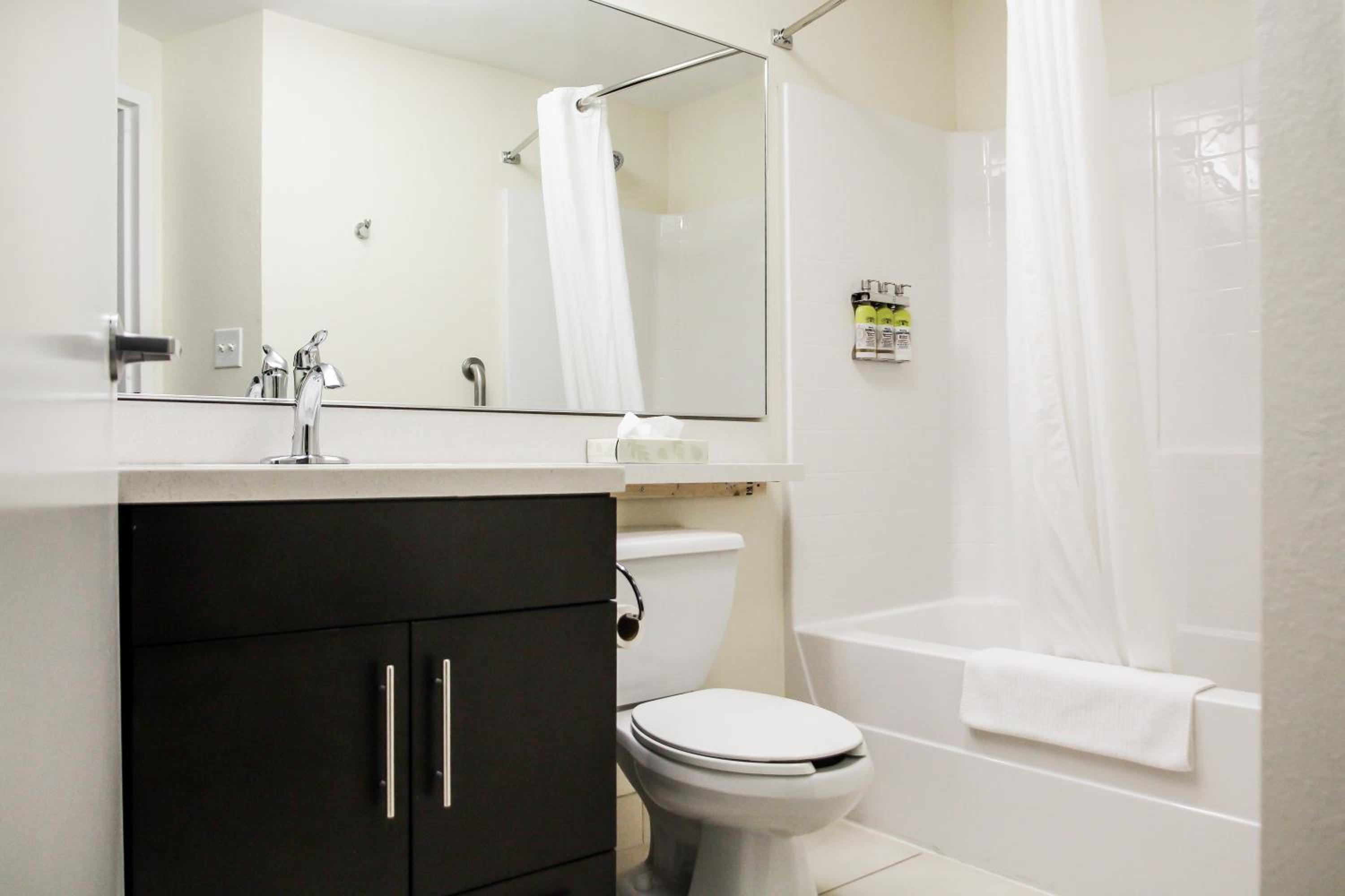One-Bedroom Queen Suite - Photo 2