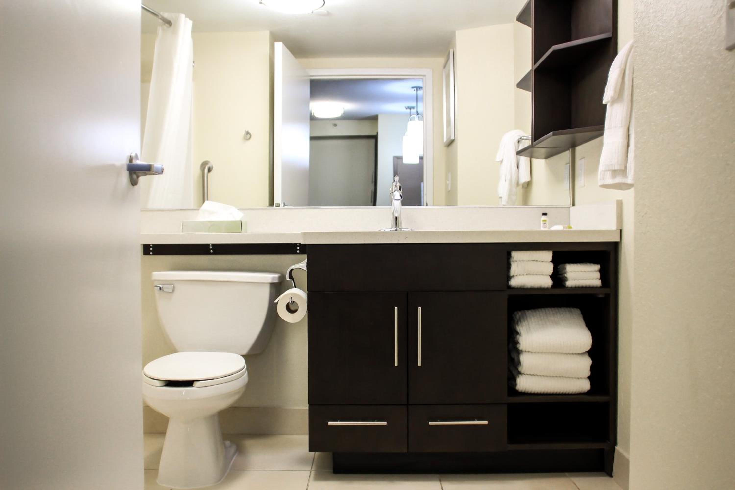 One-Bedroom Queen Suite - Photo 3
