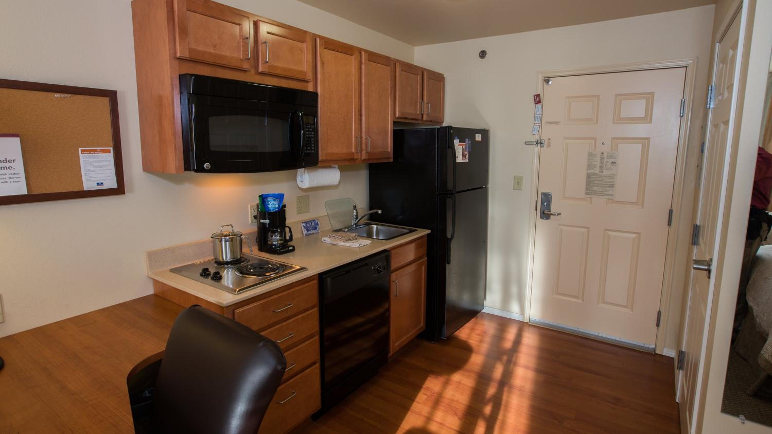 Queen Studio Suite - Photo 3