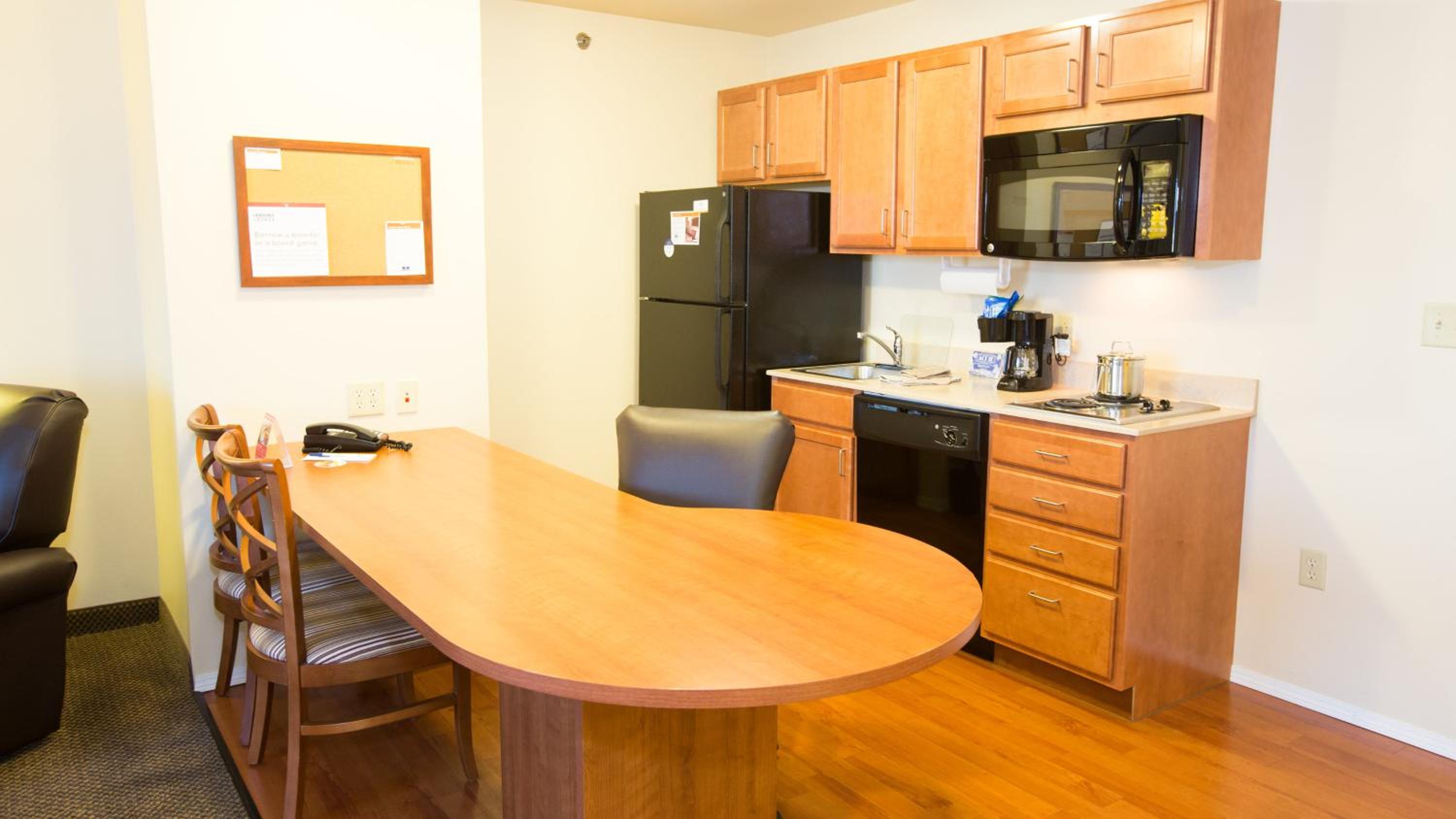 One-Bedroom King Suite with Kitchen - Photo 4