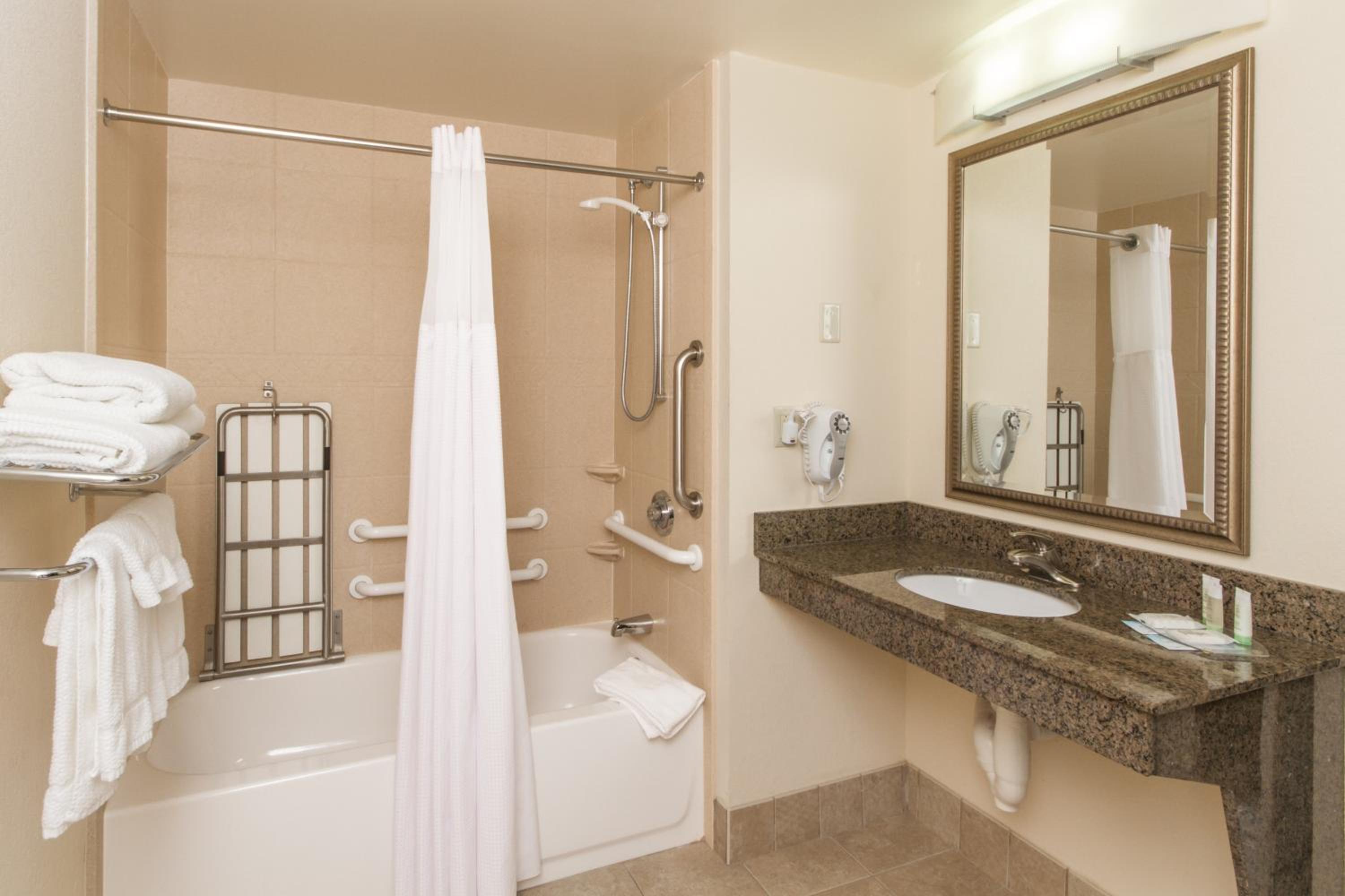 Queen Room - Disability Access with Bathtub - Non-Smoking - Photo 2