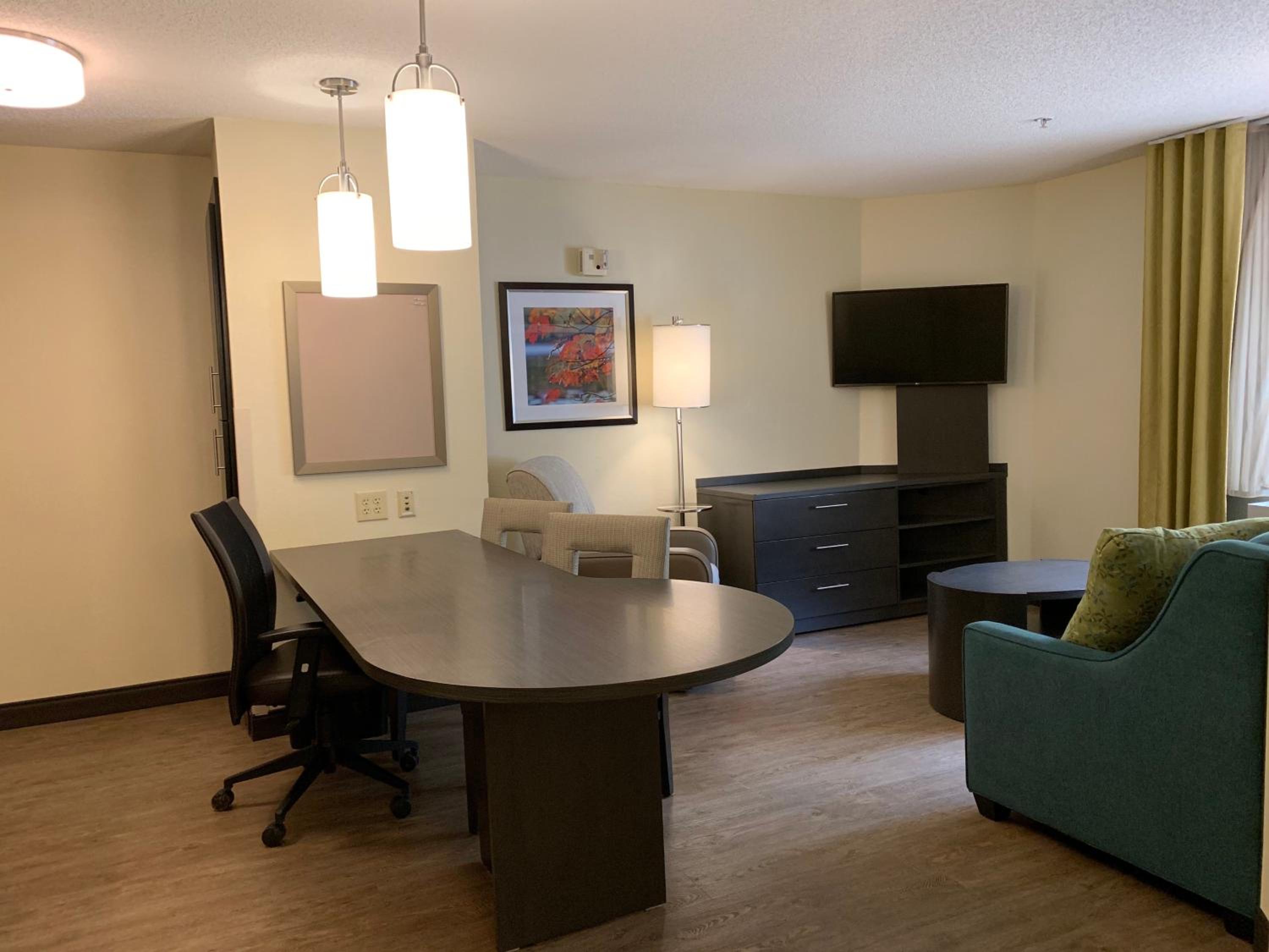 One Bedroom Suite with One Queen Bed - Photo 4