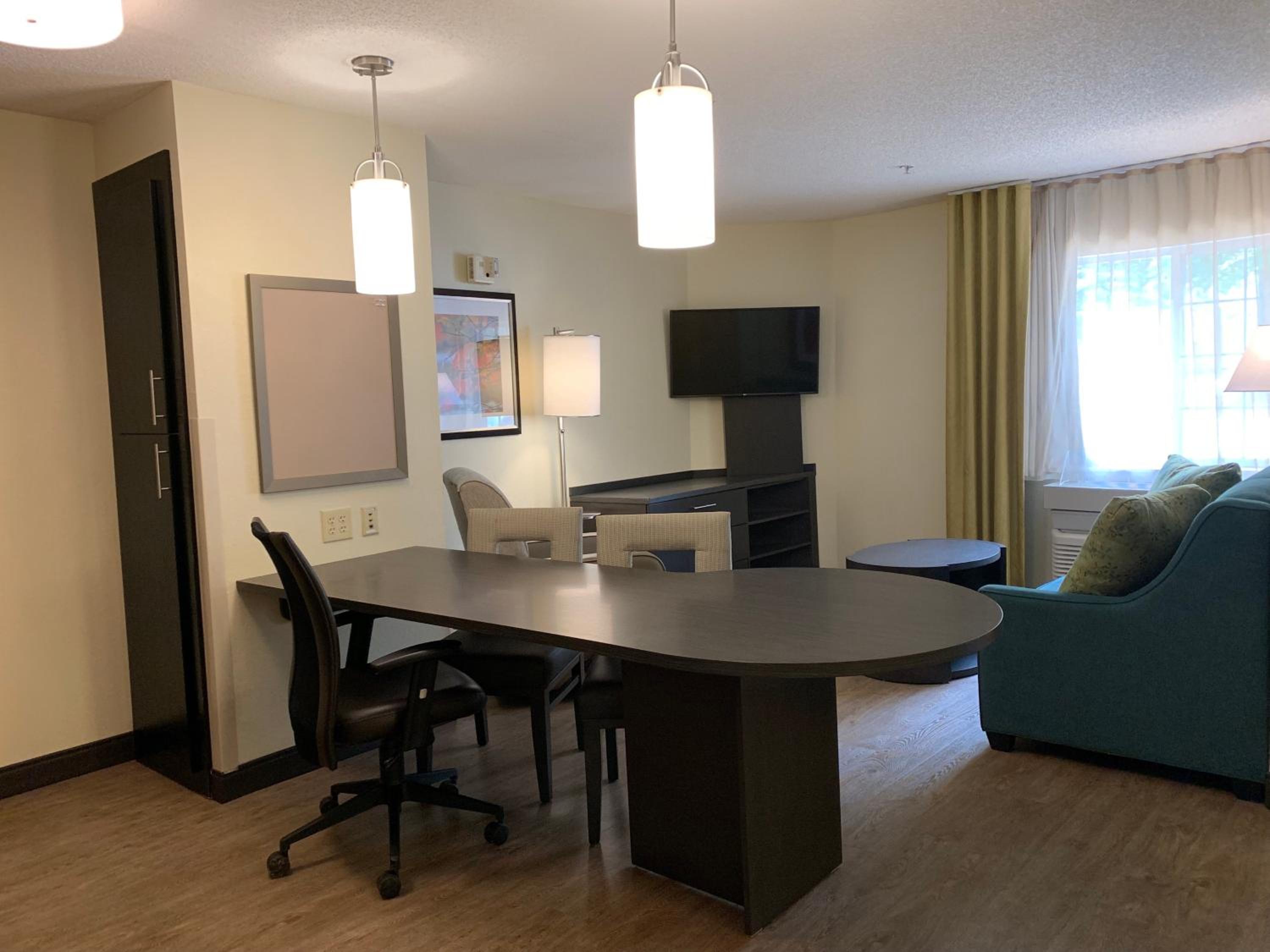 One Bedroom Suite with One Queen Bed - Photo 8