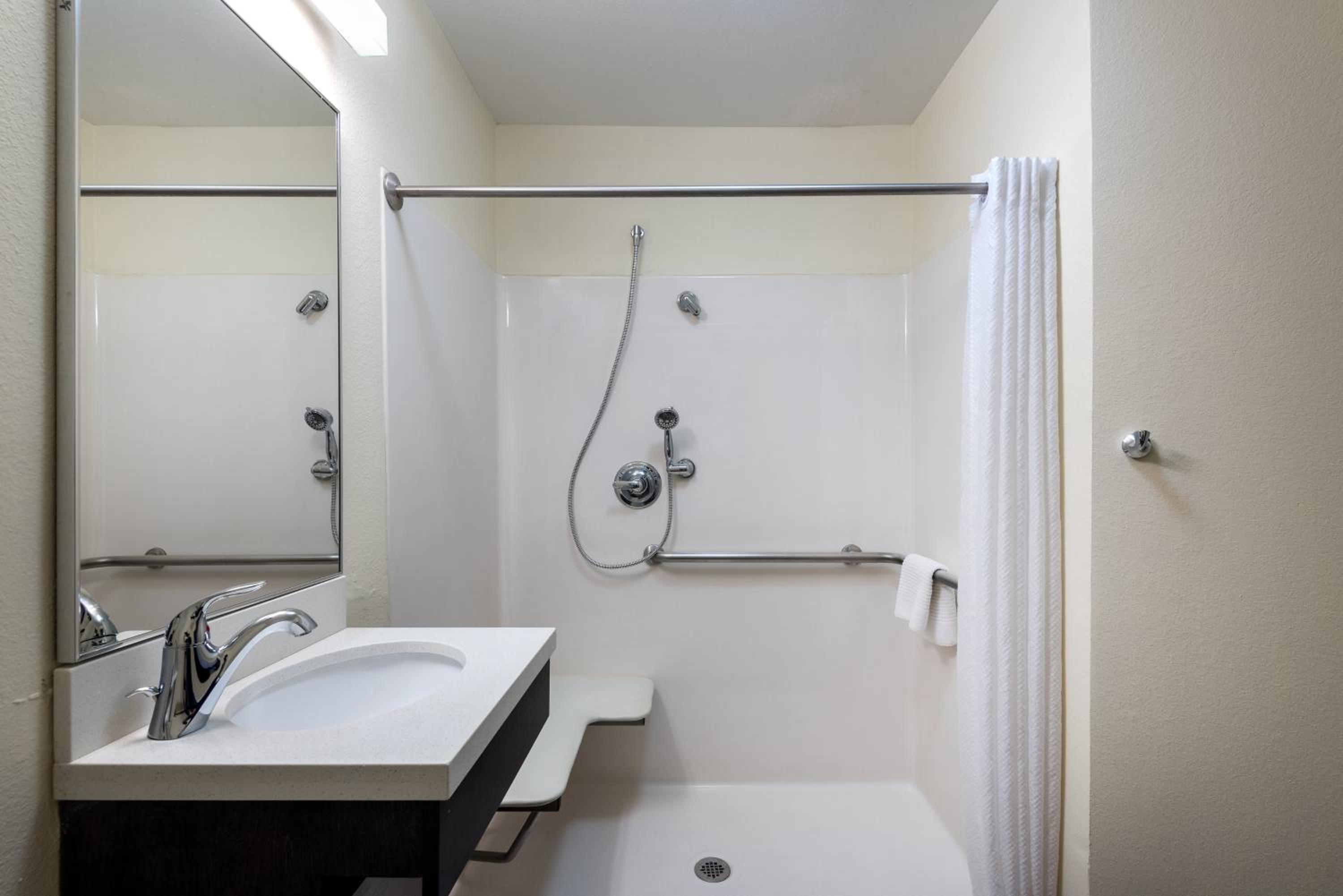 Queen Studio Suite - Mobility Access Roll in Shower/Non-Smoking