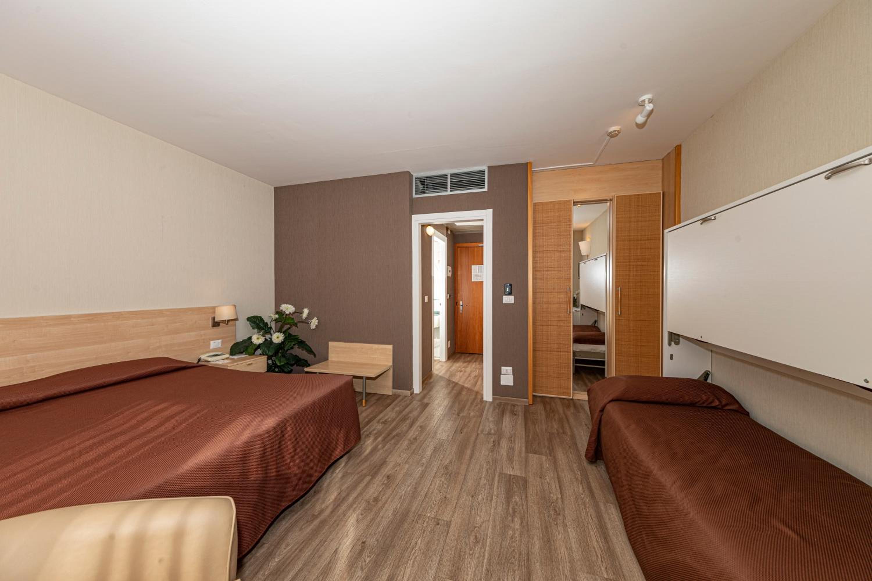 Standard Triple Room - Photo 9