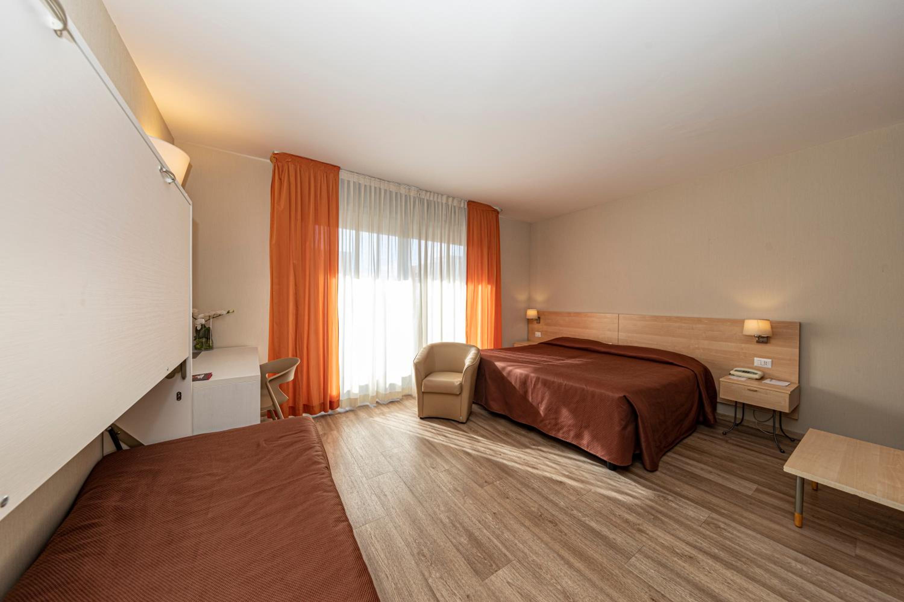 Standard Triple Room - Photo 11