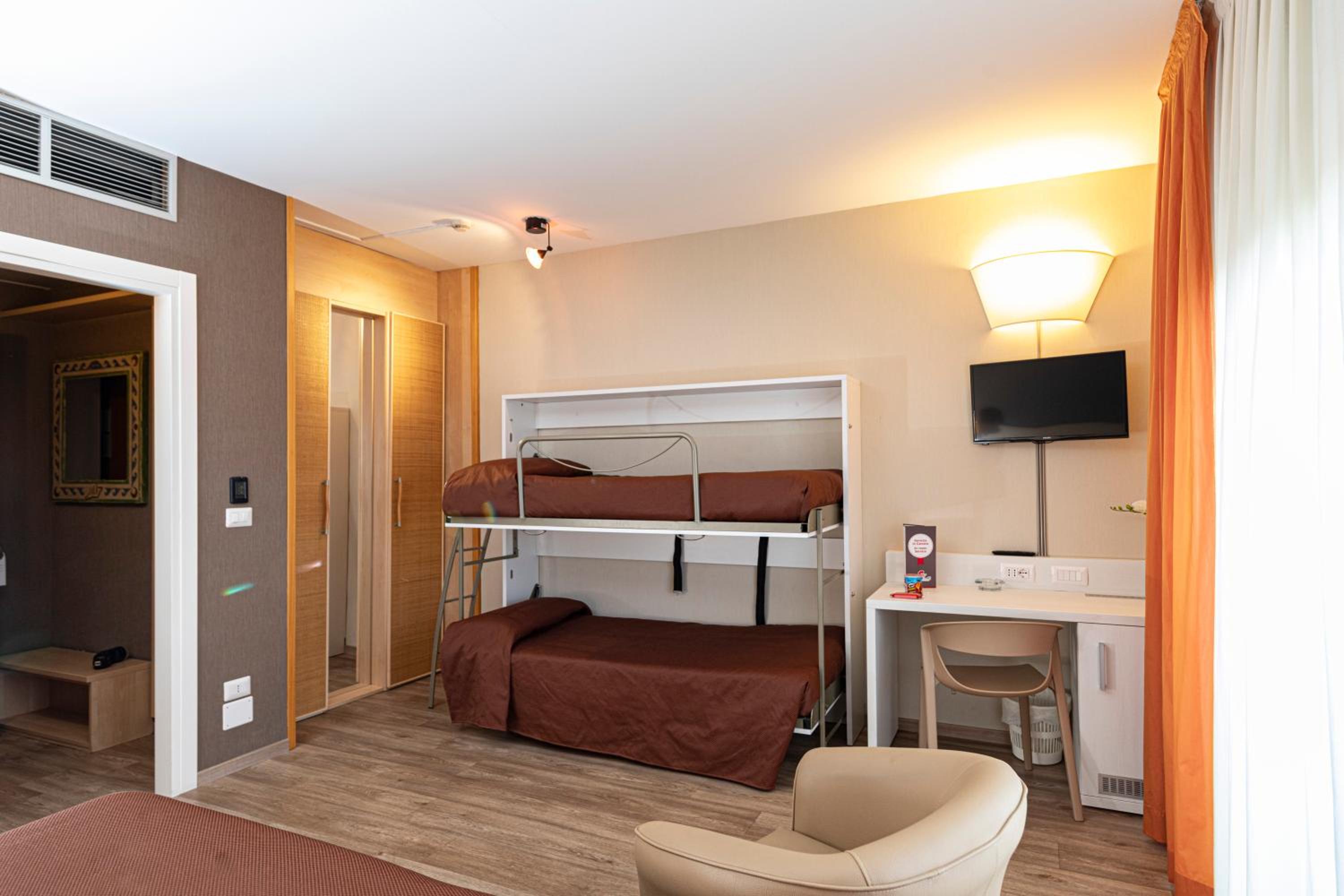 Standard Quadruple Room - Photo 7