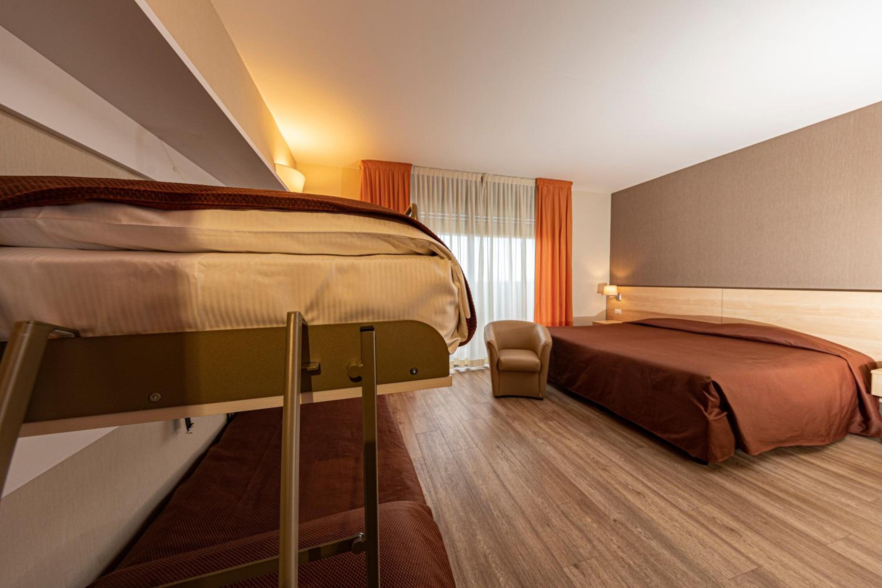 Standard Quadruple Room - Photo 10