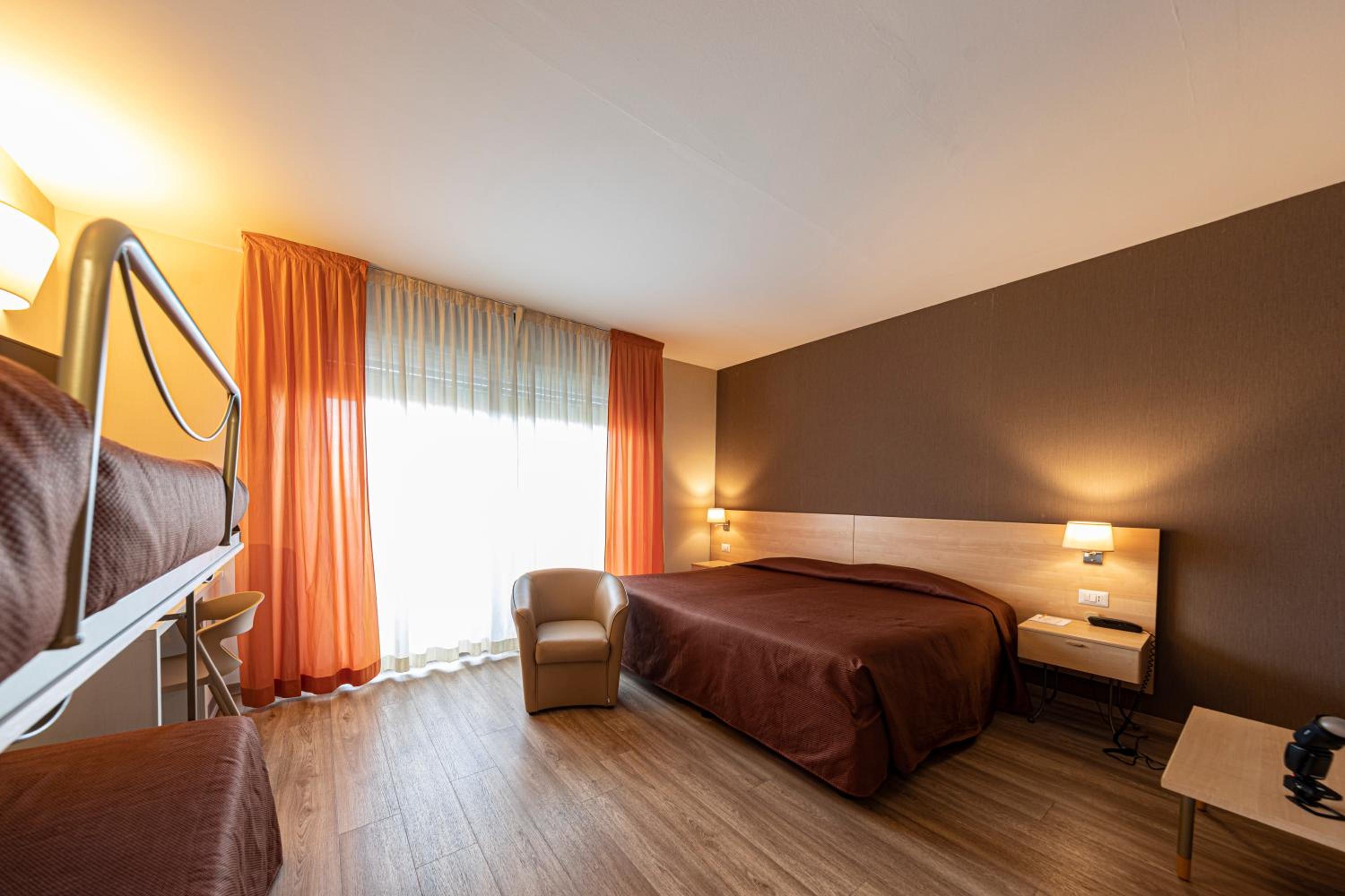 Standard Quadruple Room - Photo 11