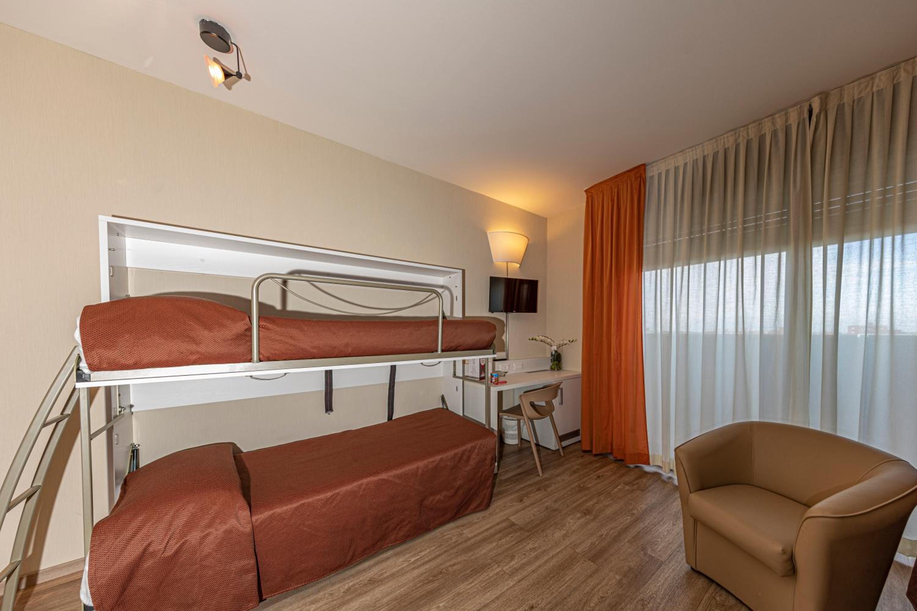 Standard Quadruple Room - Photo 5