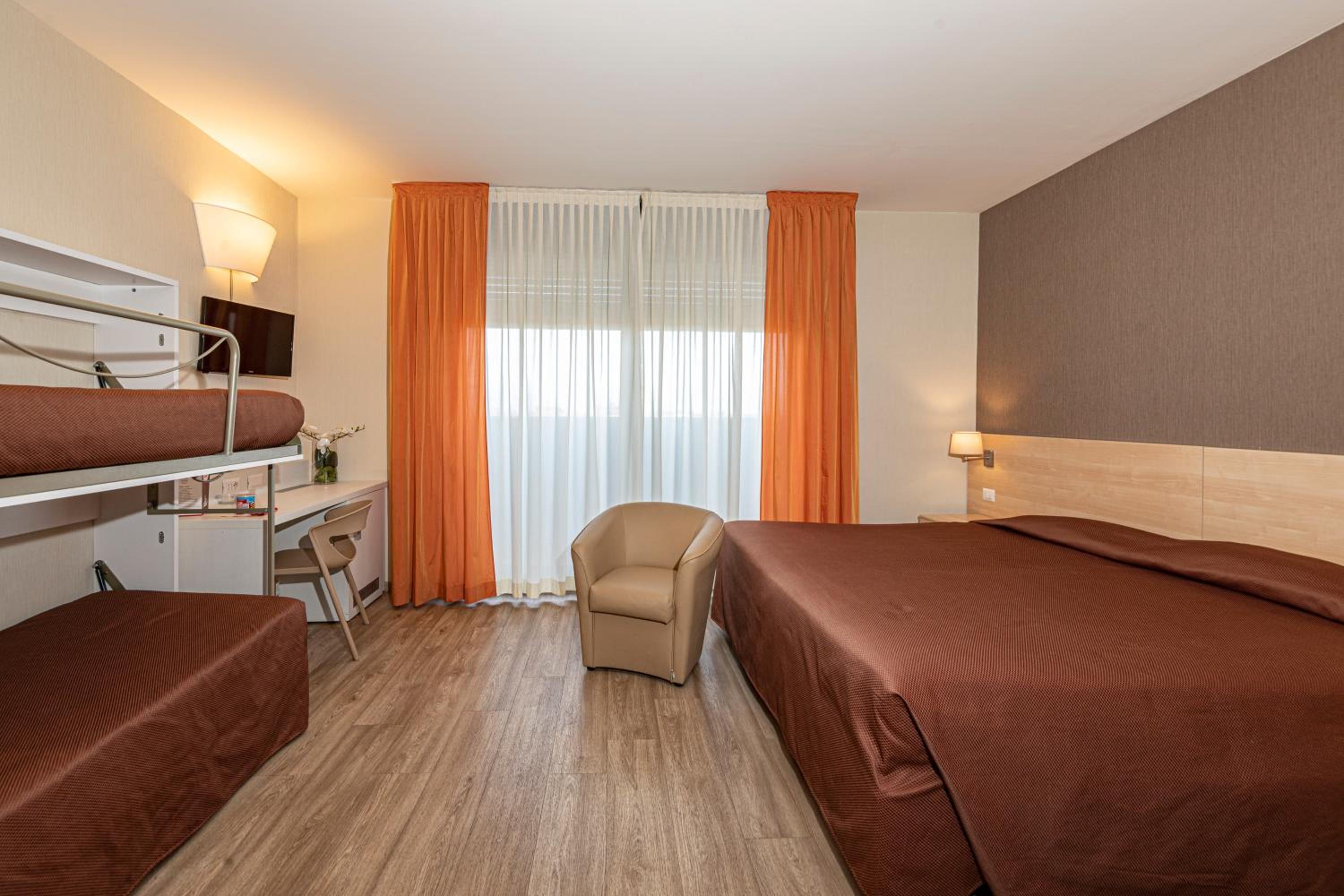 Standard Quadruple Room - Photo 6