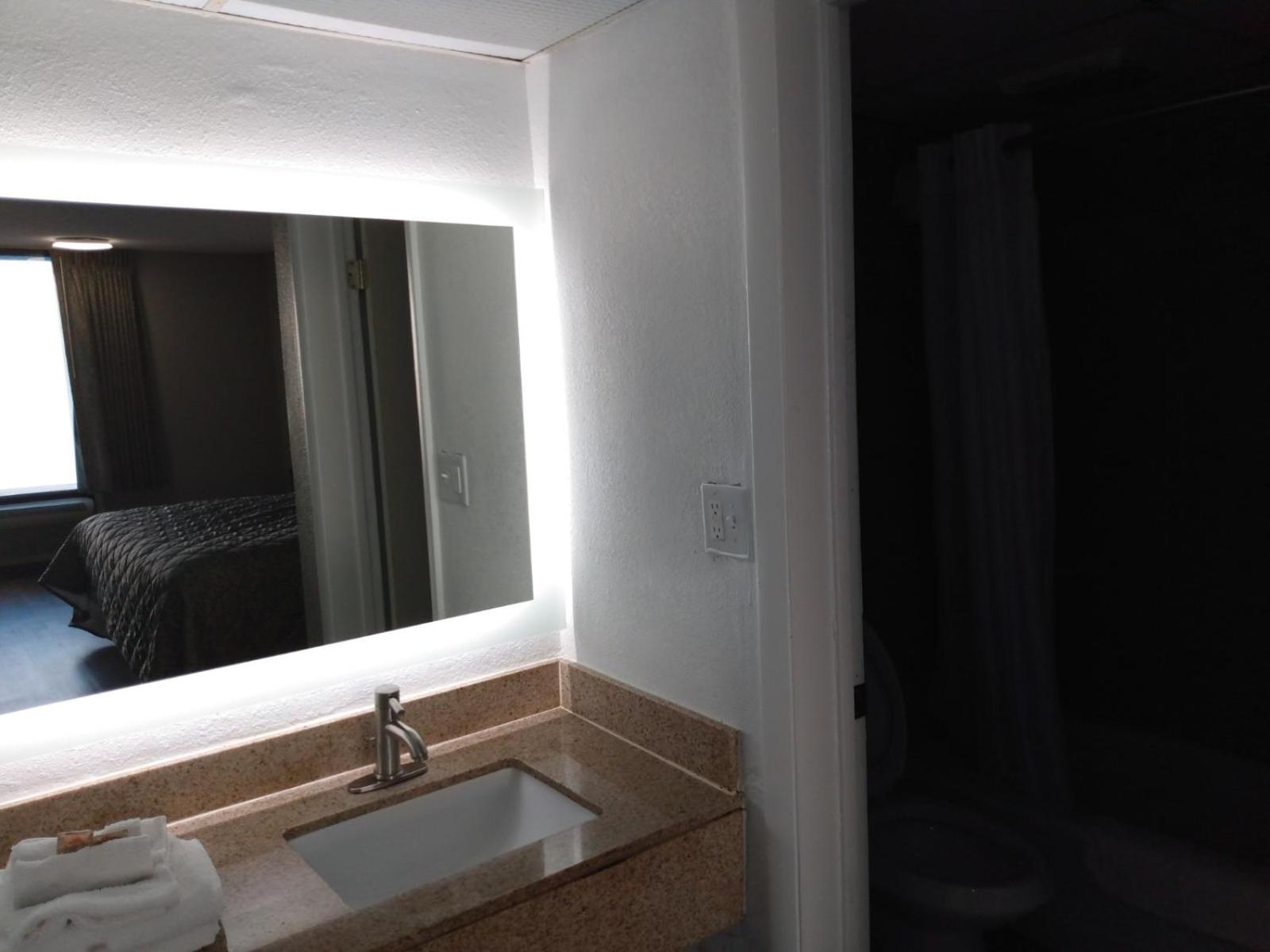 Standard King Room - Photo 6
