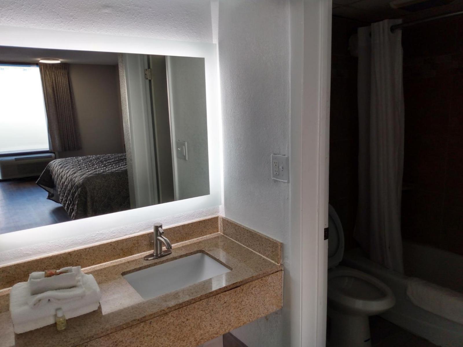Standard King Room - Photo 5