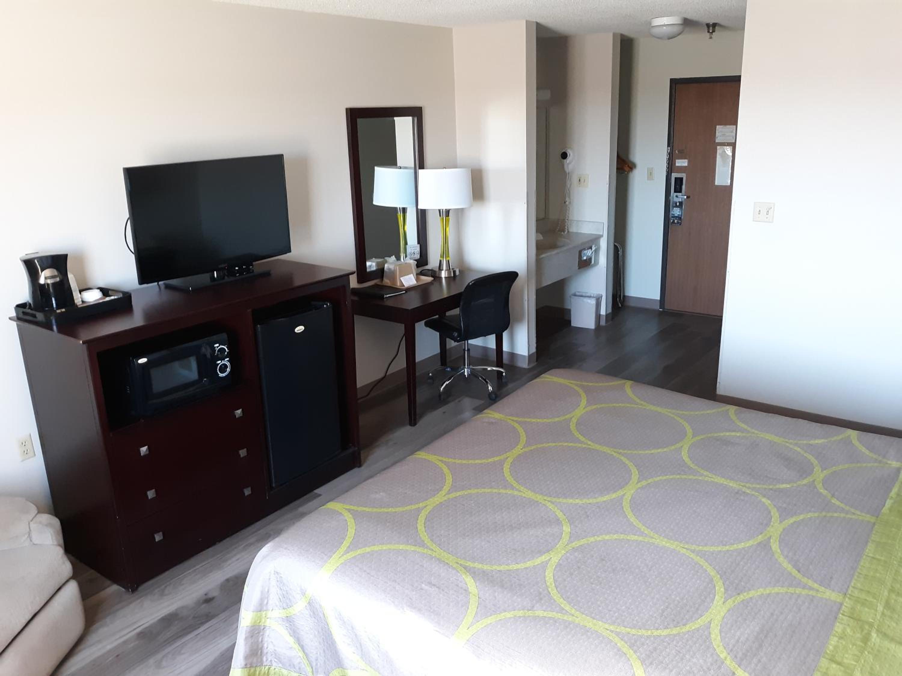 King Room - Non-Smoking - Photo 2