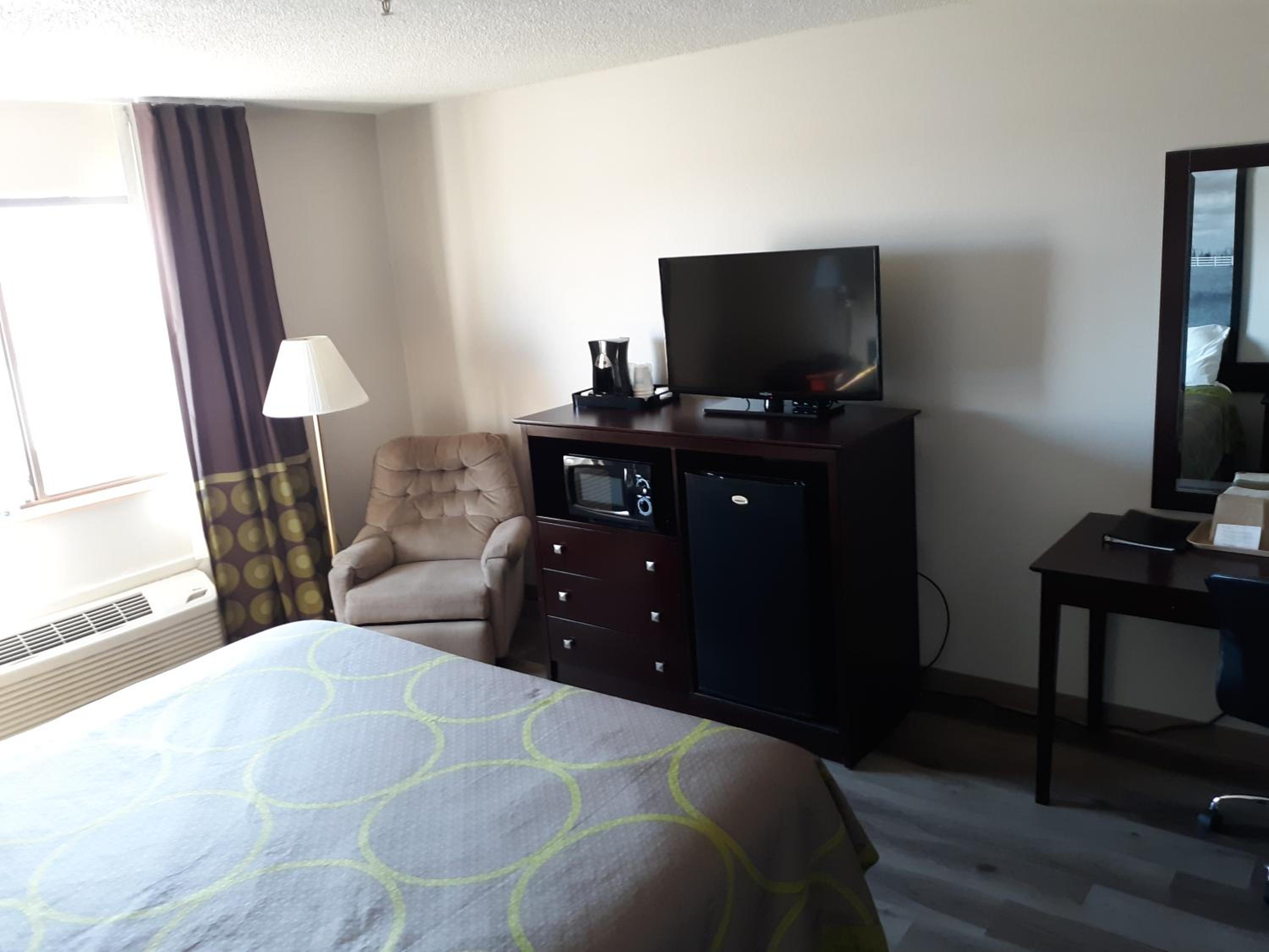 King Room - Non-Smoking - Photo 8