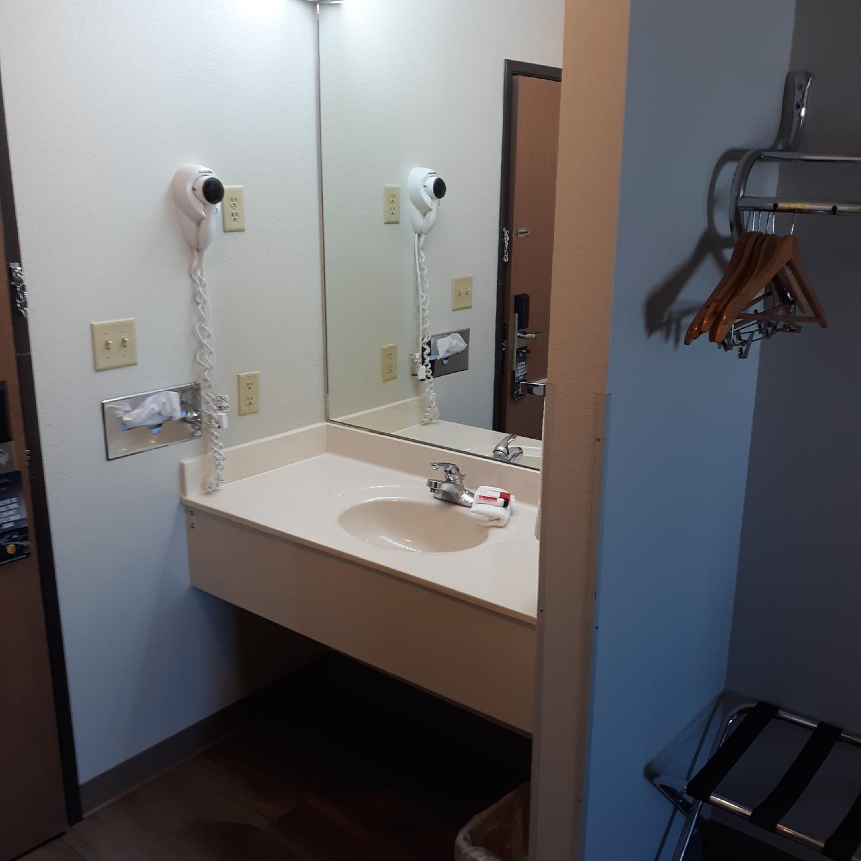 Double Room with Two Double Beds - Non-Smoking - Photo 7