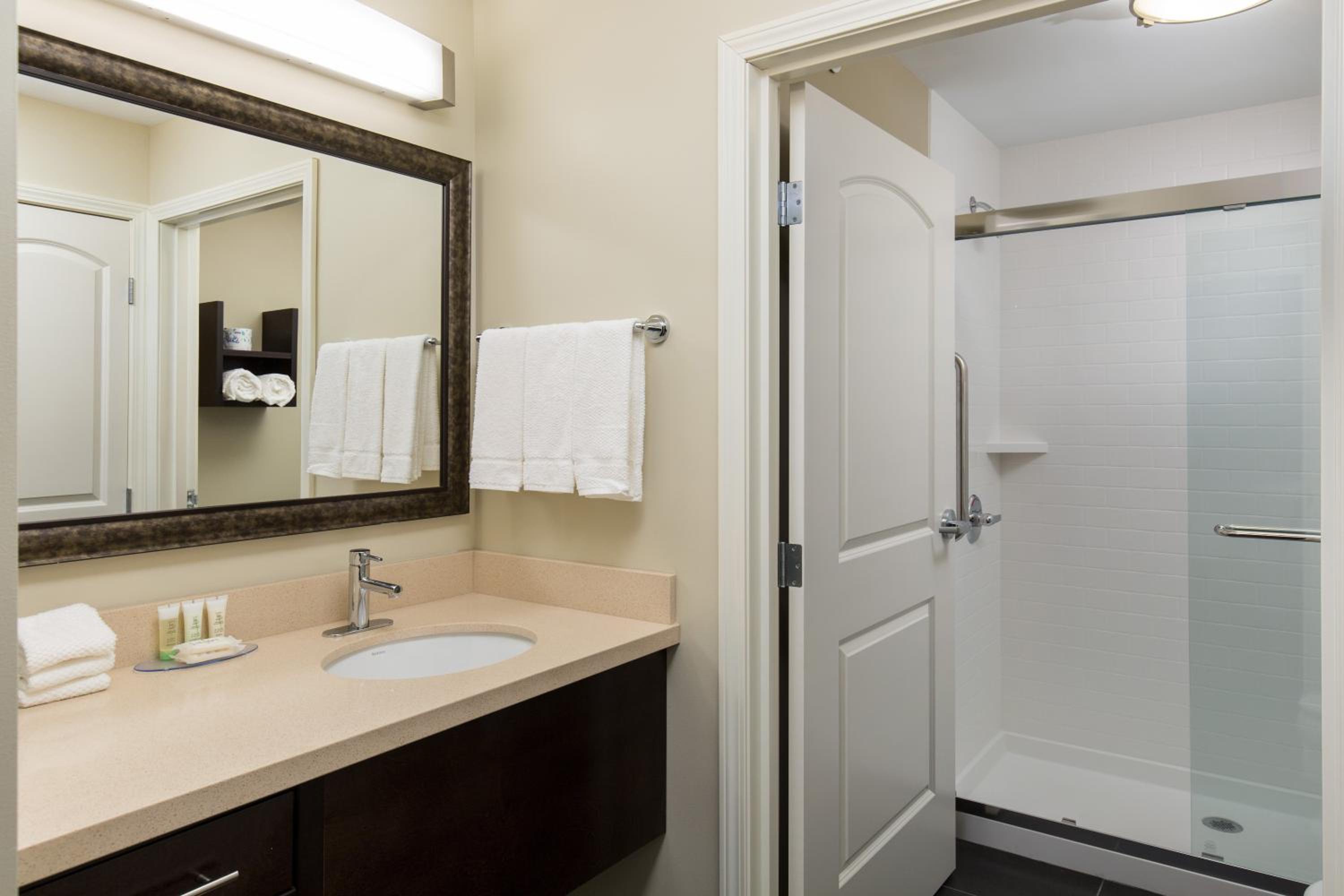 One-Bedroom Suite with Two Queen Beds photo 2