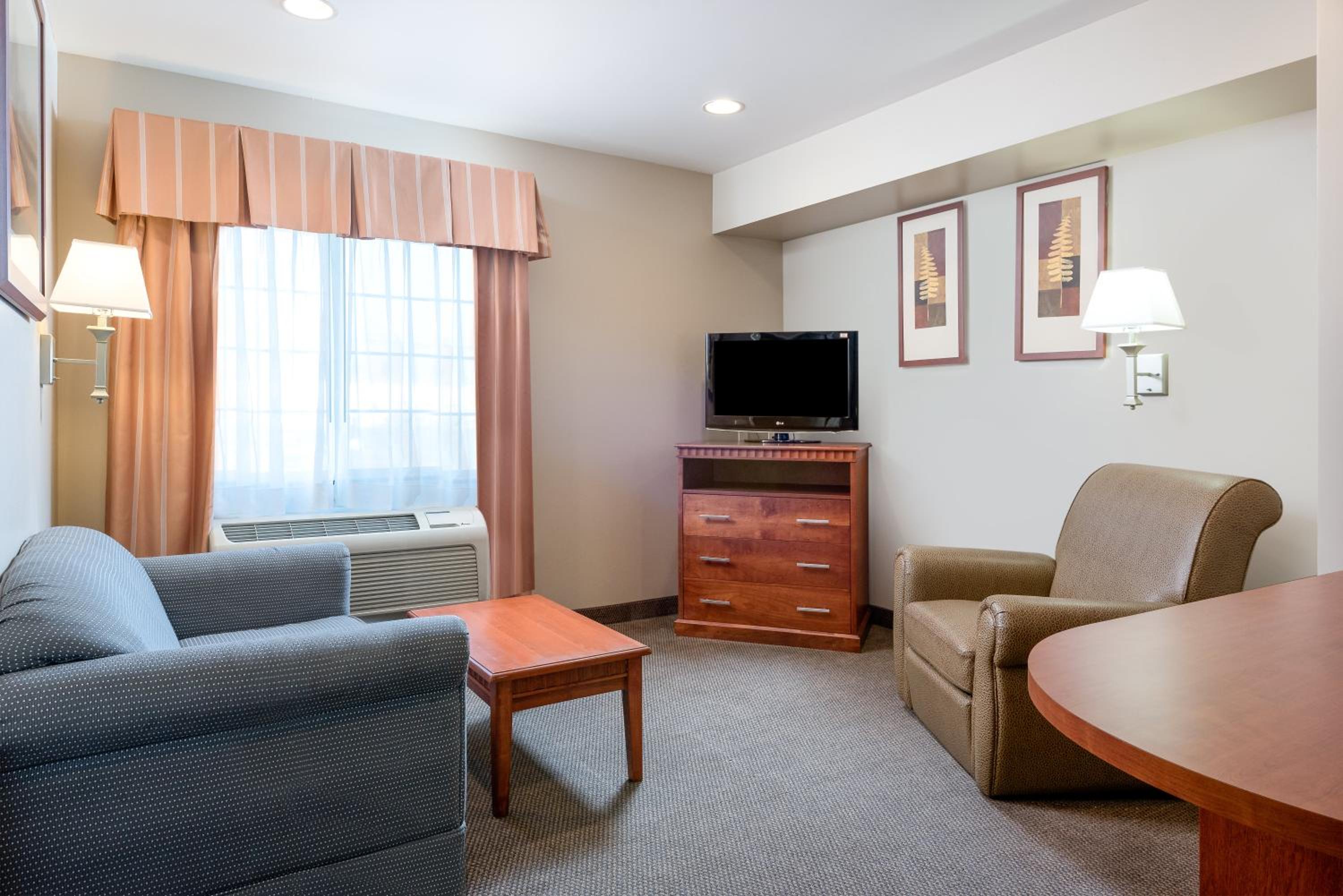 One-Bedroom Queen Suite - Photo 3