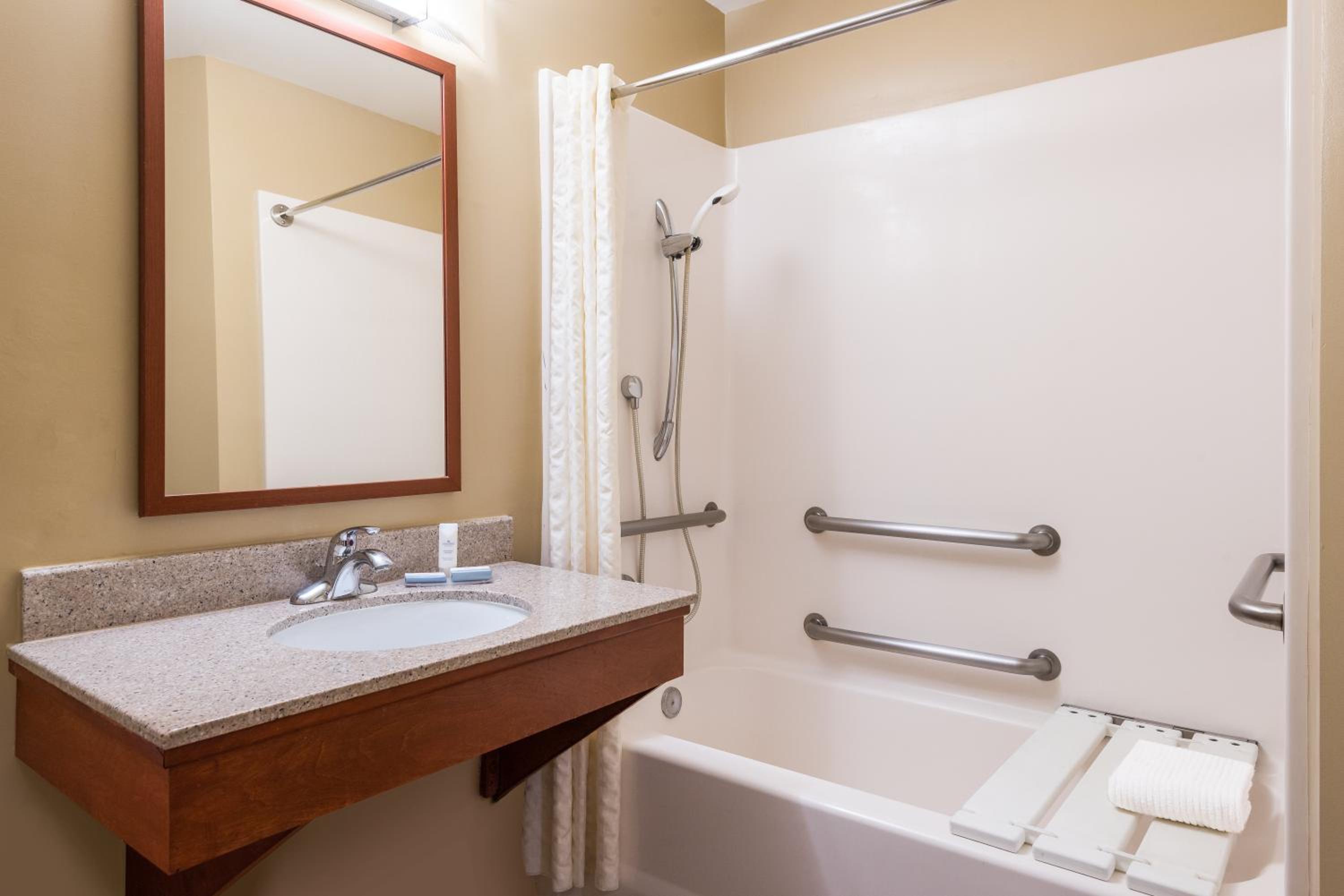One-Bedroom Queen Room with Mobility Accessible Tub - Non-Smoking photo 3