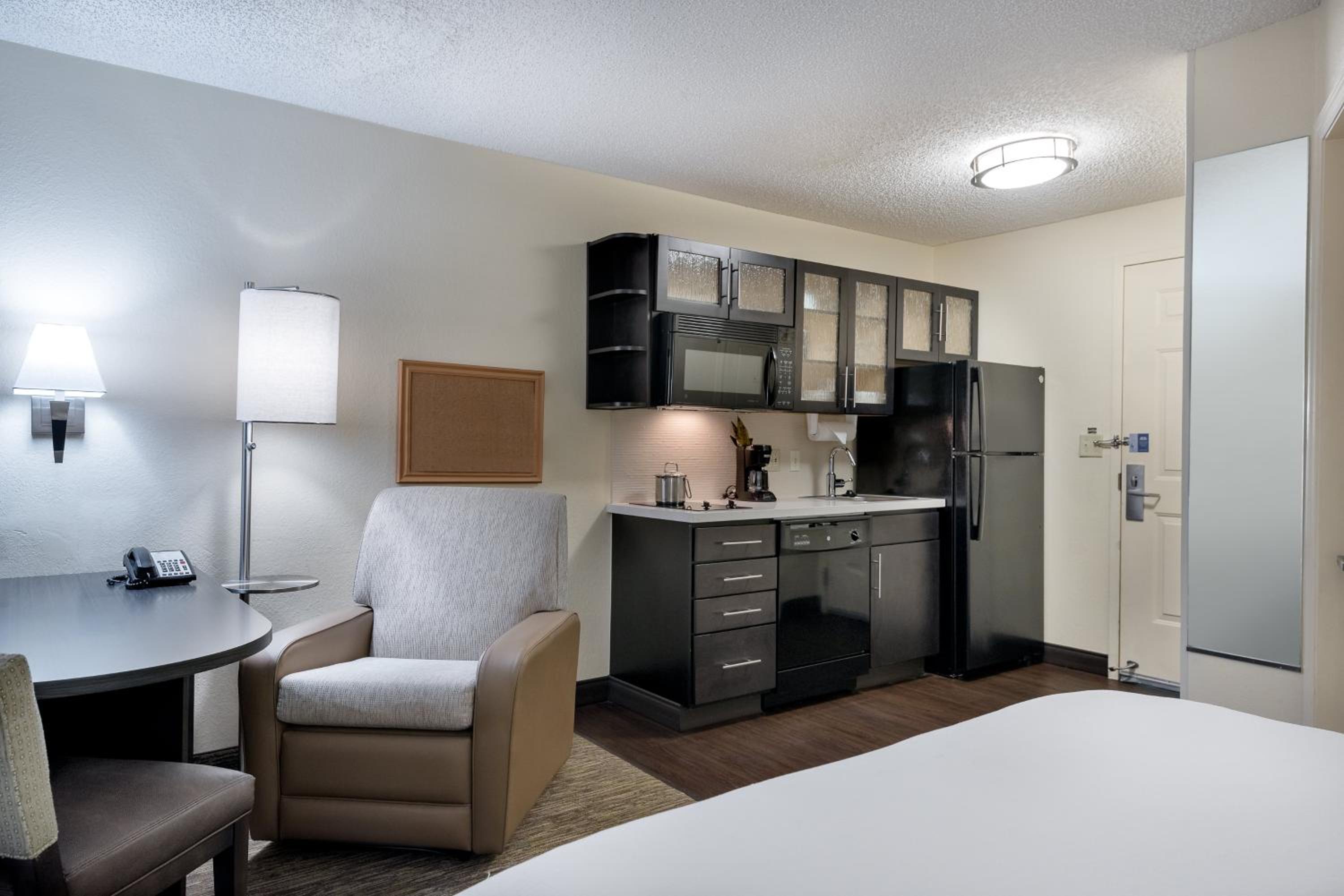 Studio Suite with Two Double Beds - Photo 2