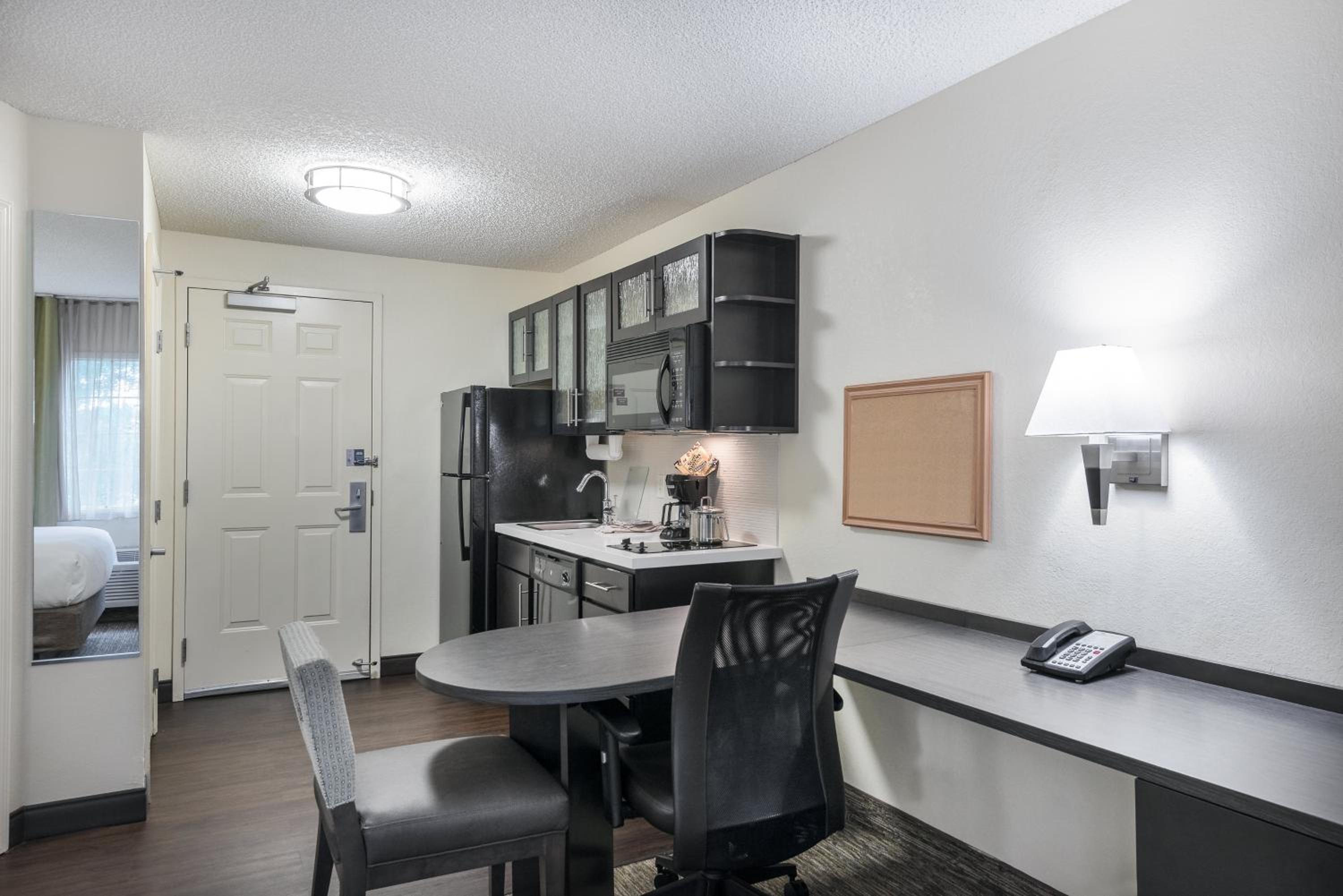 Studio Queen Suite - Photo 2