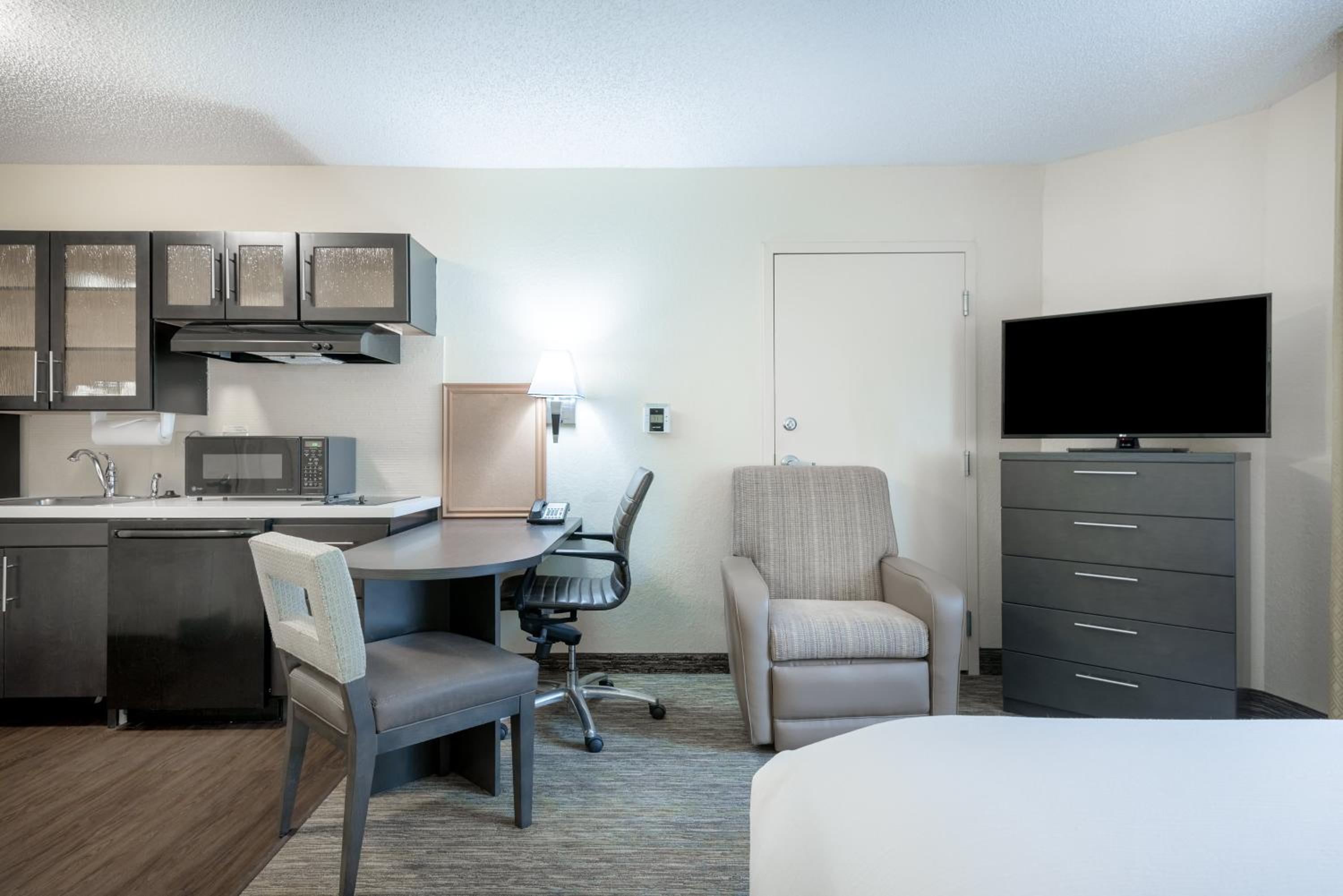 Queen Studio Suite with Bath Tub - Mobility Accessible - Non-Smoking