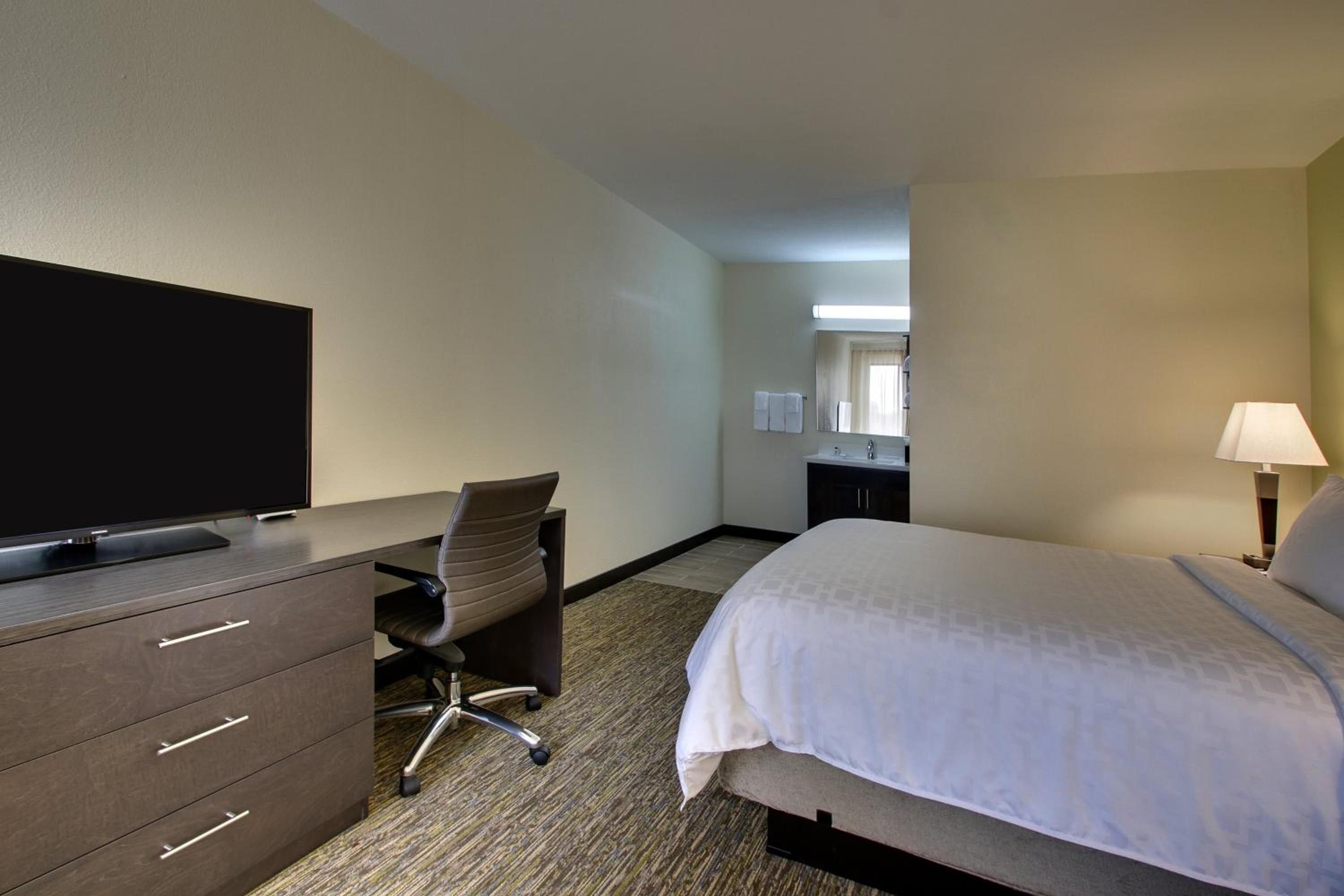Two-Bedroom Suite with One King Bed and One Queen Bed - Non-Smoking - Photo 3