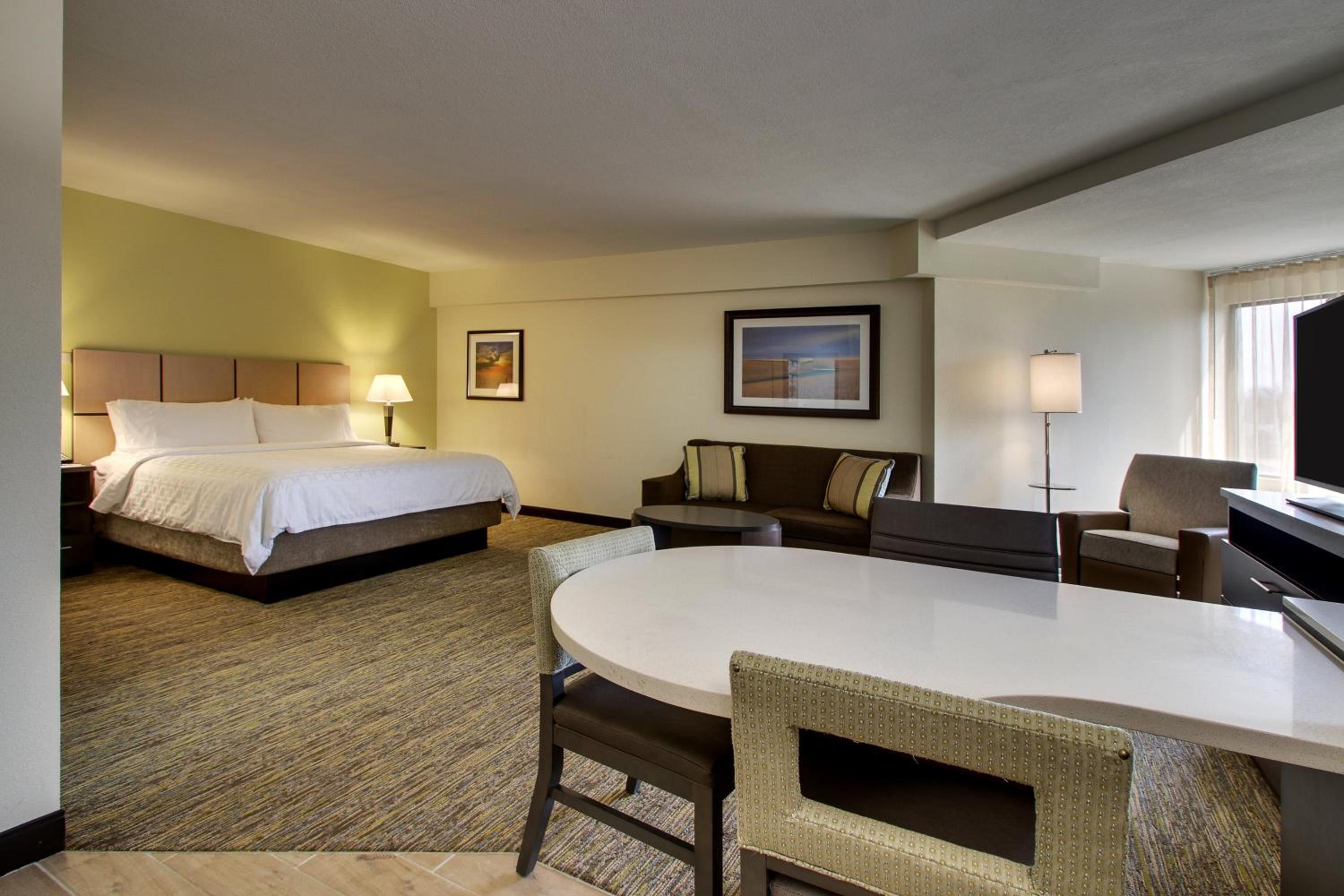 Two-Bedroom Suite with One King Bed and One Queen Bed - Non-Smoking - Photo 2