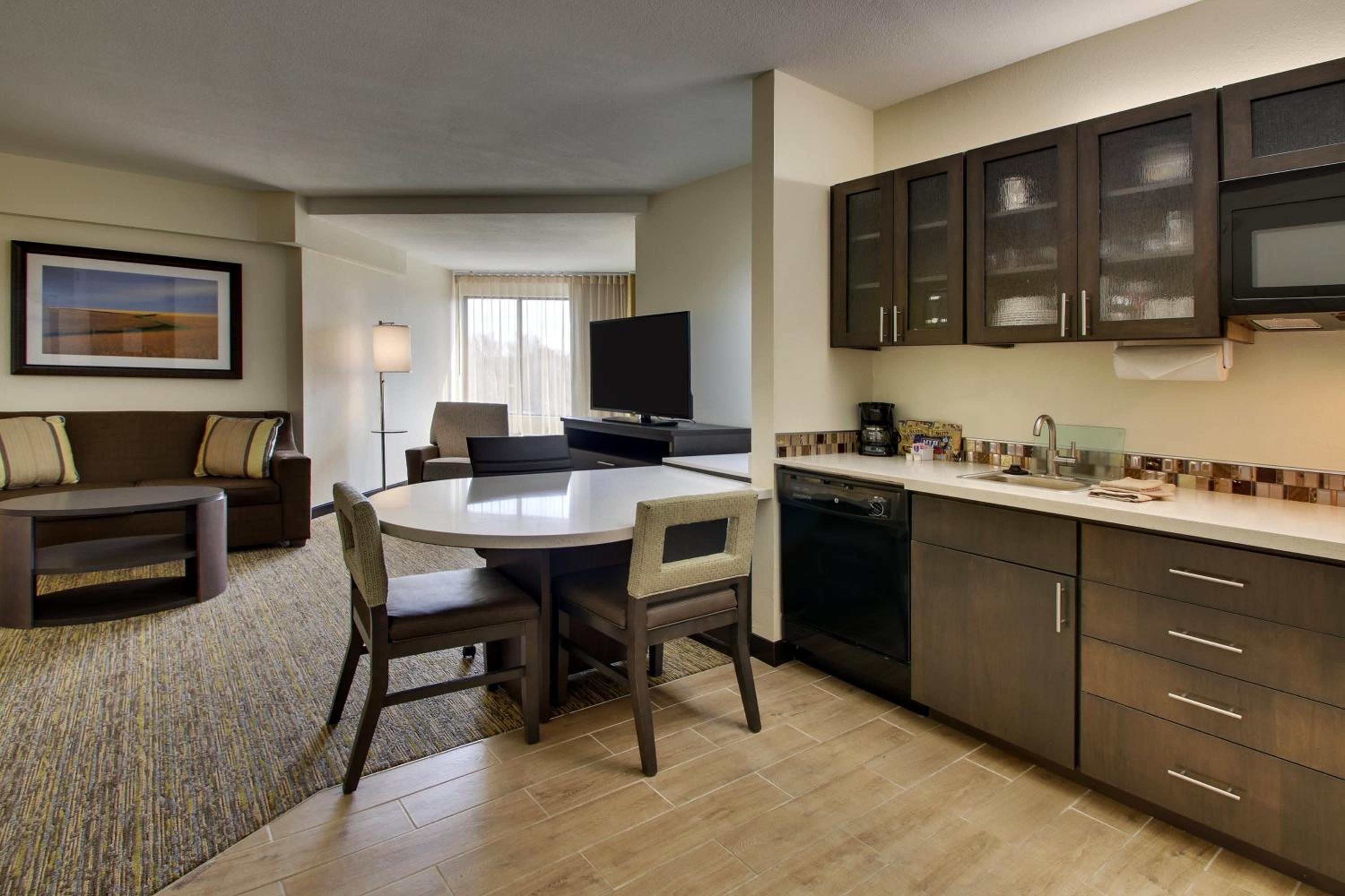 Two-Bedroom Suite with One King Bed and One Queen Bed - Non-Smoking - Photo 5