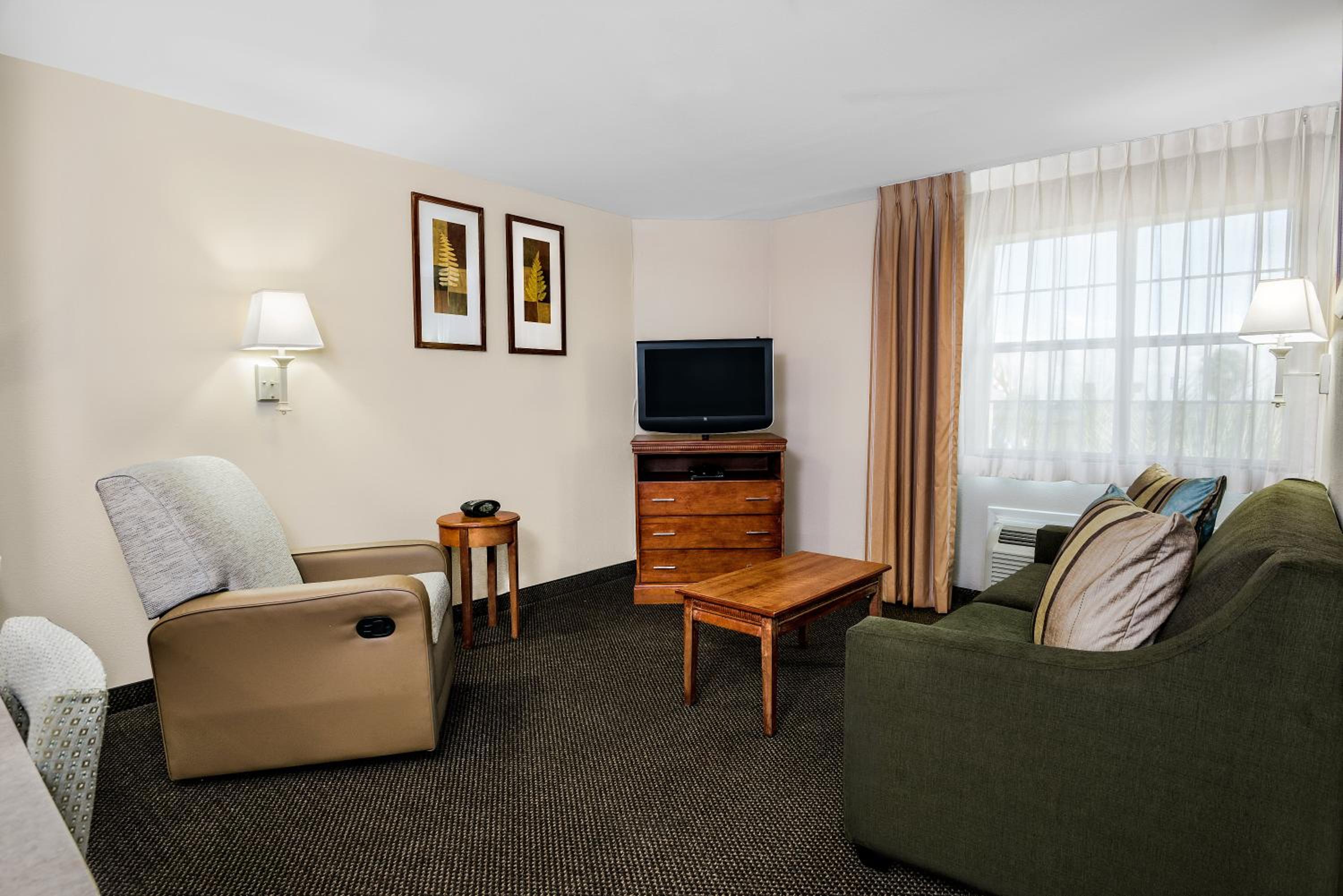Queen Suite - Non-Smoking - Photo 1