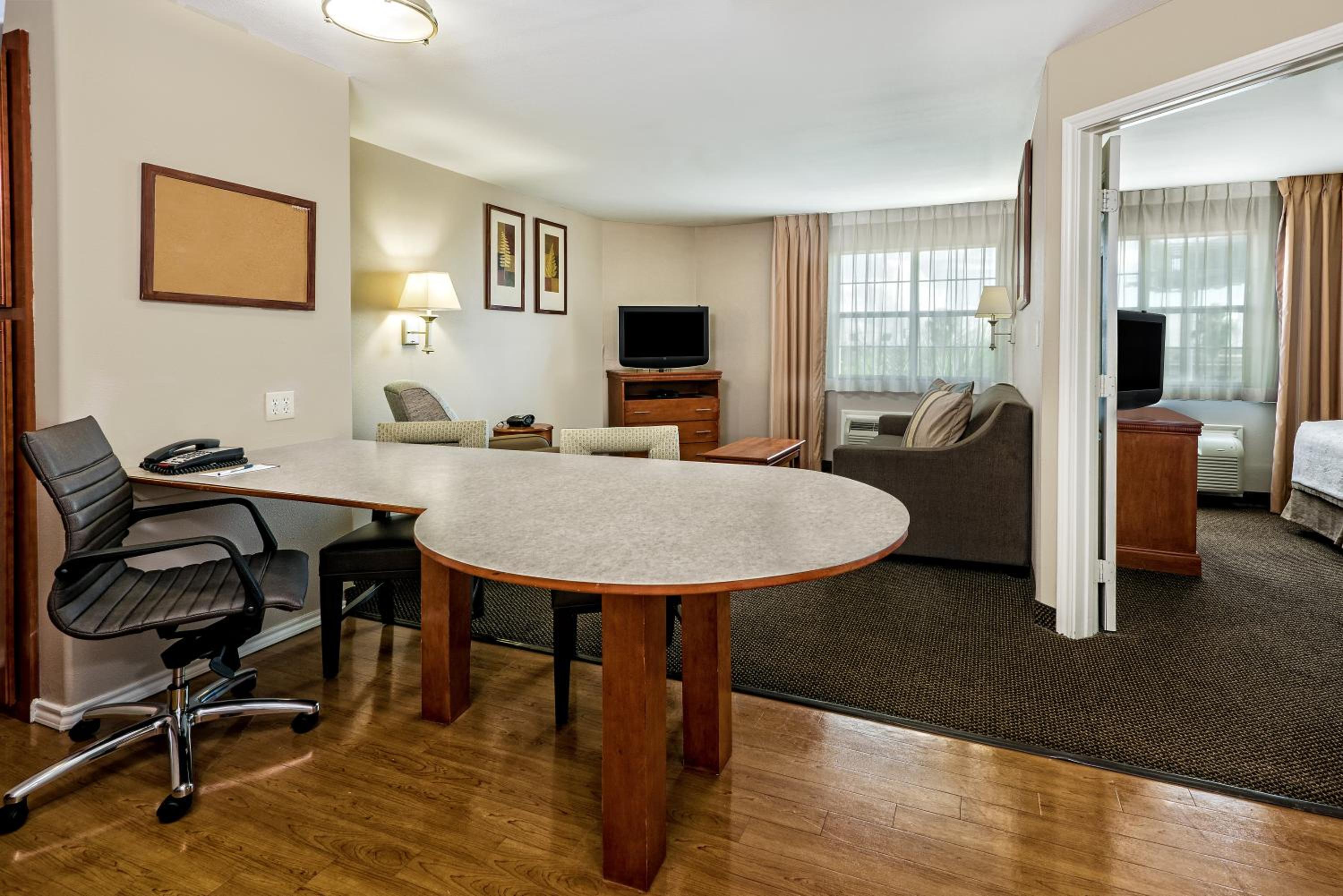 Queen Suite - Non-Smoking - Photo 5