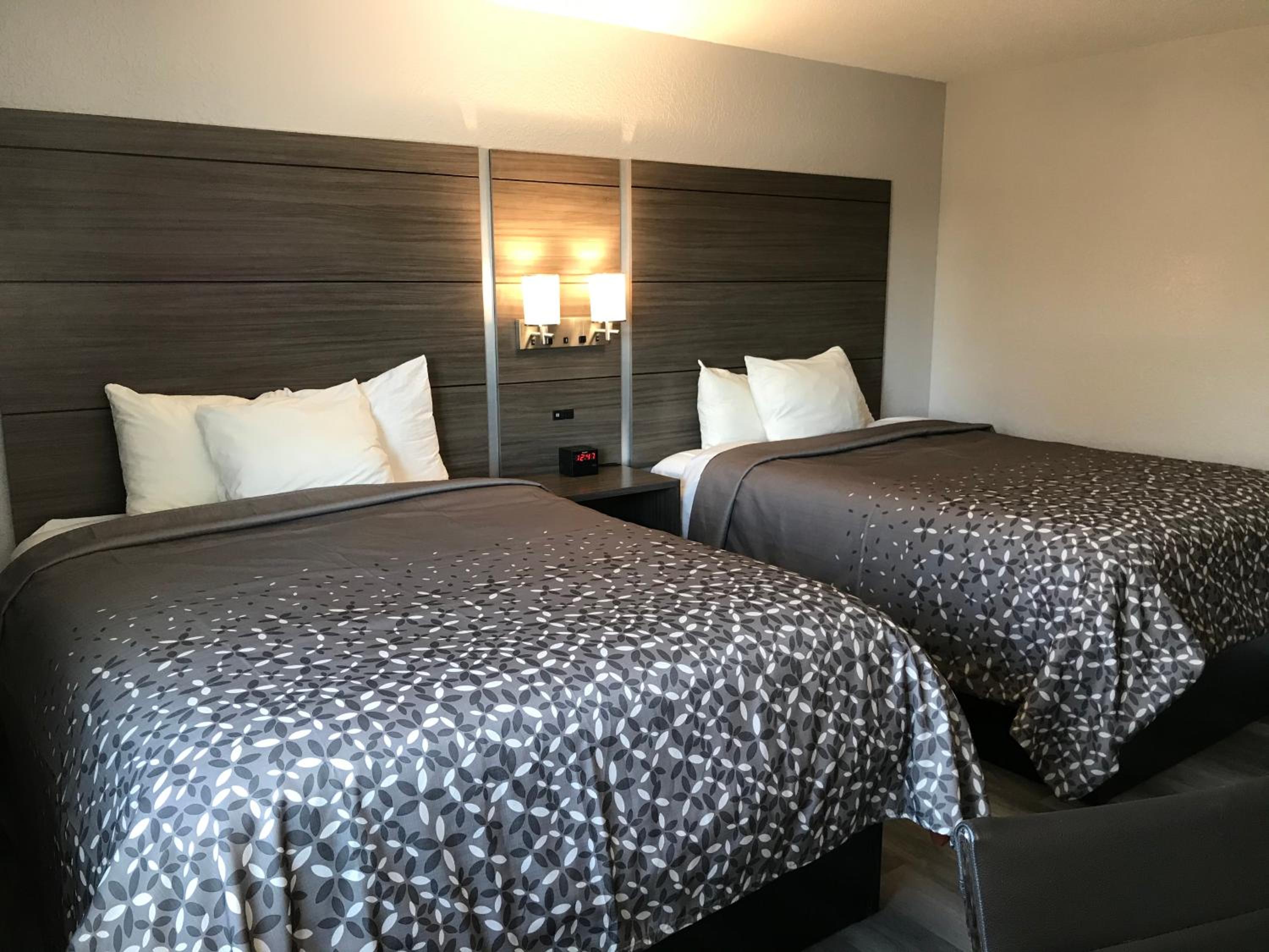 Queen Room with Two Queen Beds - Photo 7