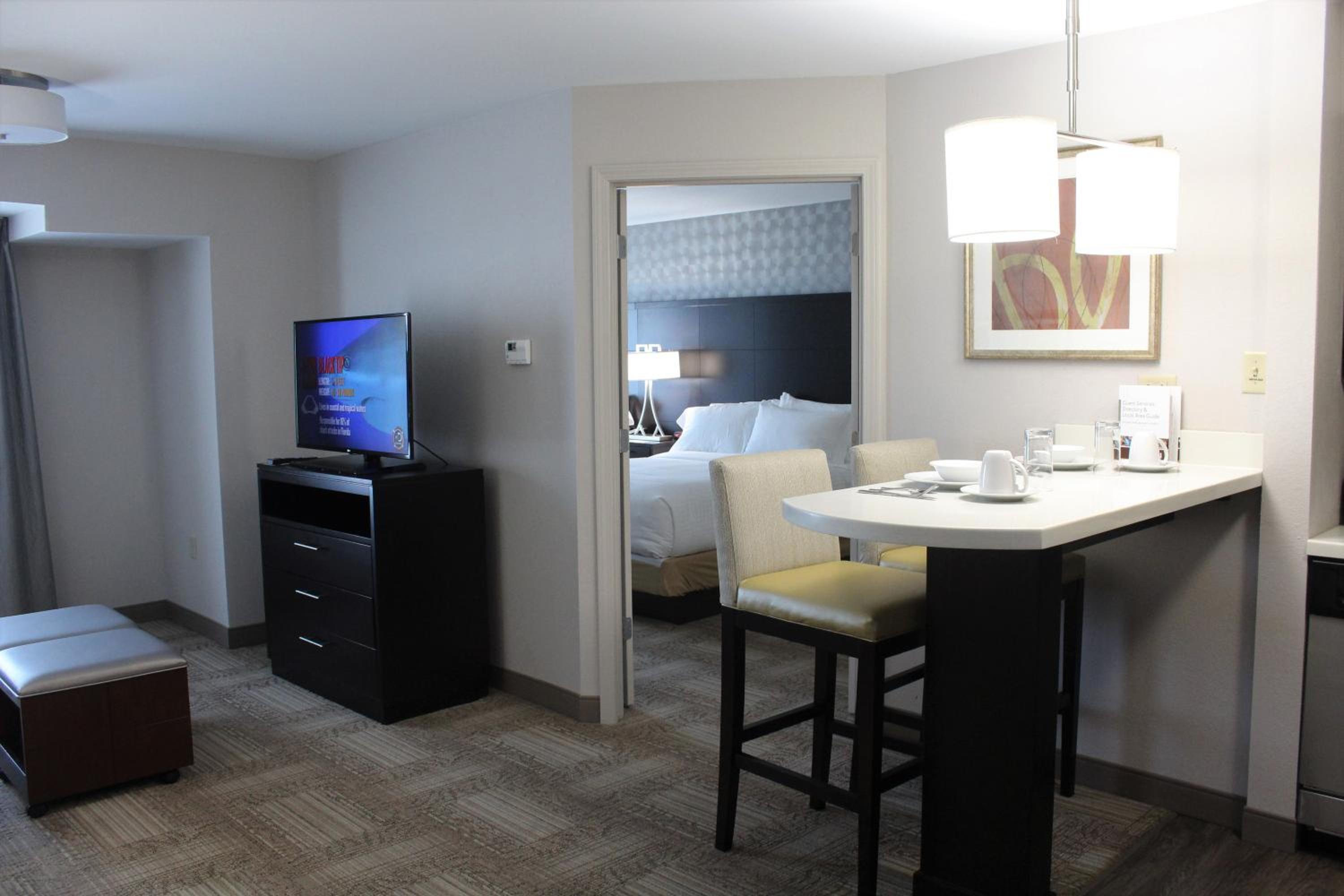 One-Bedroom Queen Suite photo 1